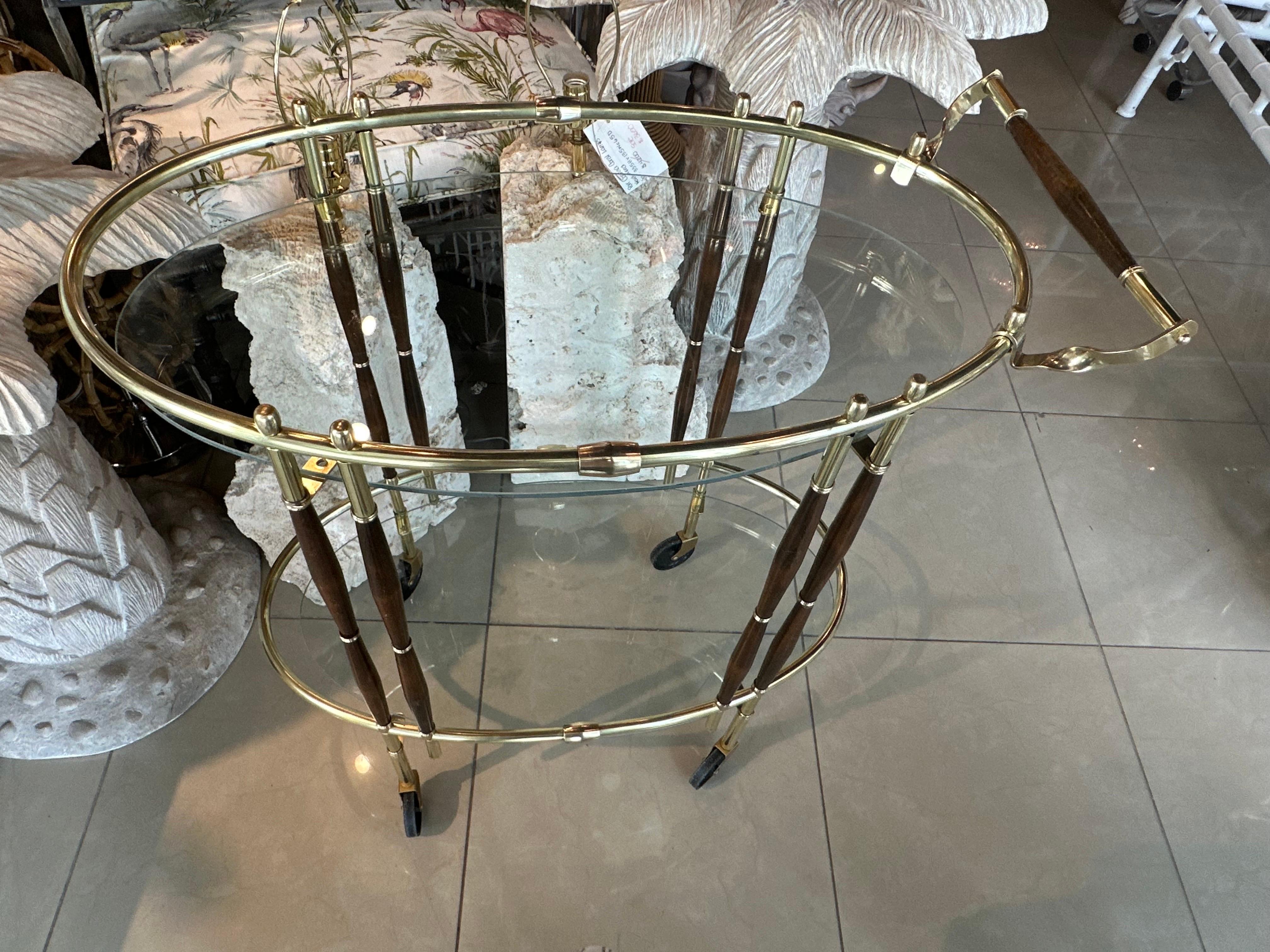 Chariot de bar ovale en bois de noyer et laiton Vintage Mid Century Modern Italian en vente 3
