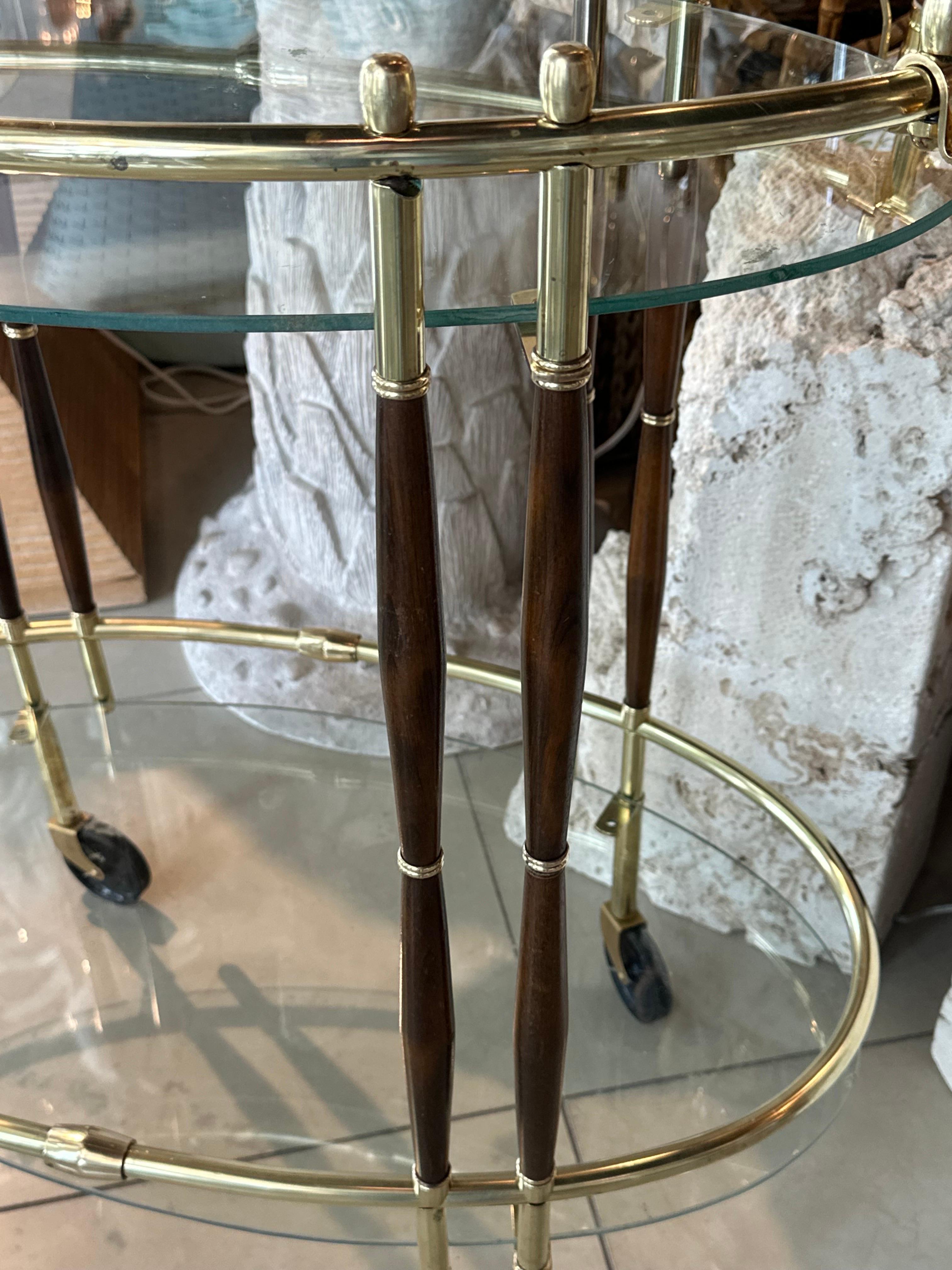 Chariot de bar ovale en bois de noyer et laiton Vintage Mid Century Modern Italian en vente 4