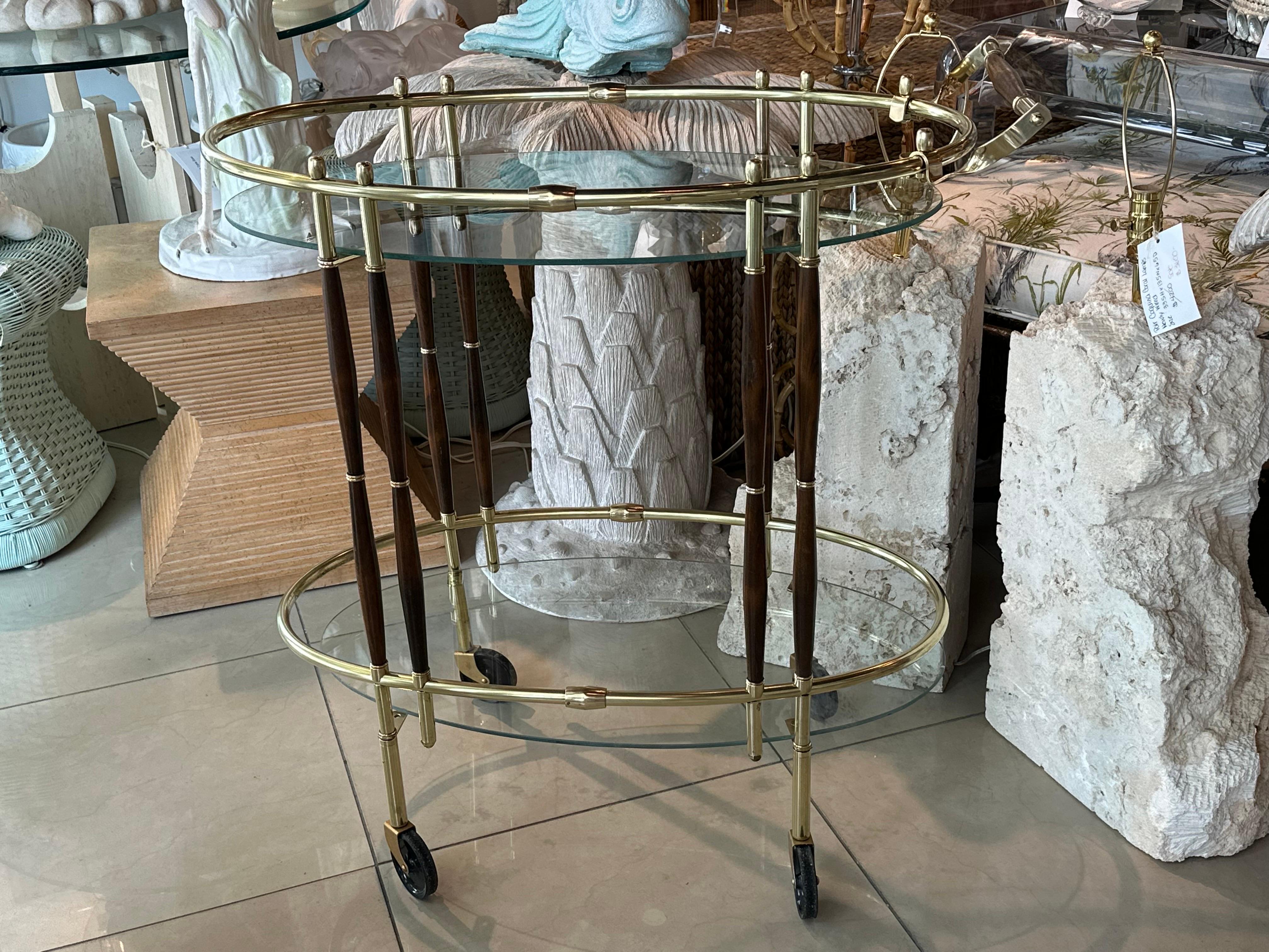 Chariot de bar ovale en bois de noyer et laiton Vintage Mid Century Modern Italian en vente 5