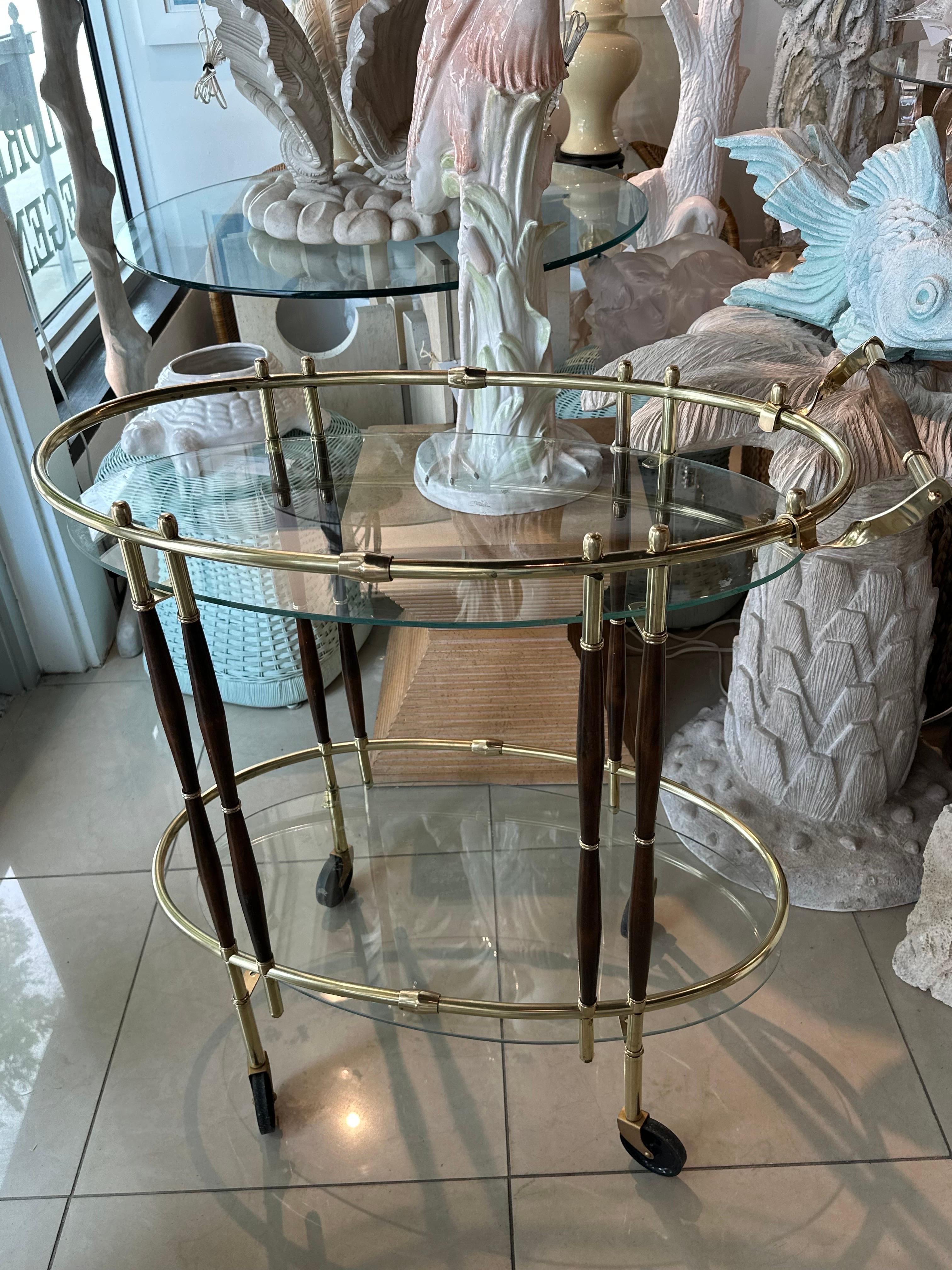 Chariot de bar ovale en bois de noyer et laiton Vintage Mid Century Modern Italian en vente 6