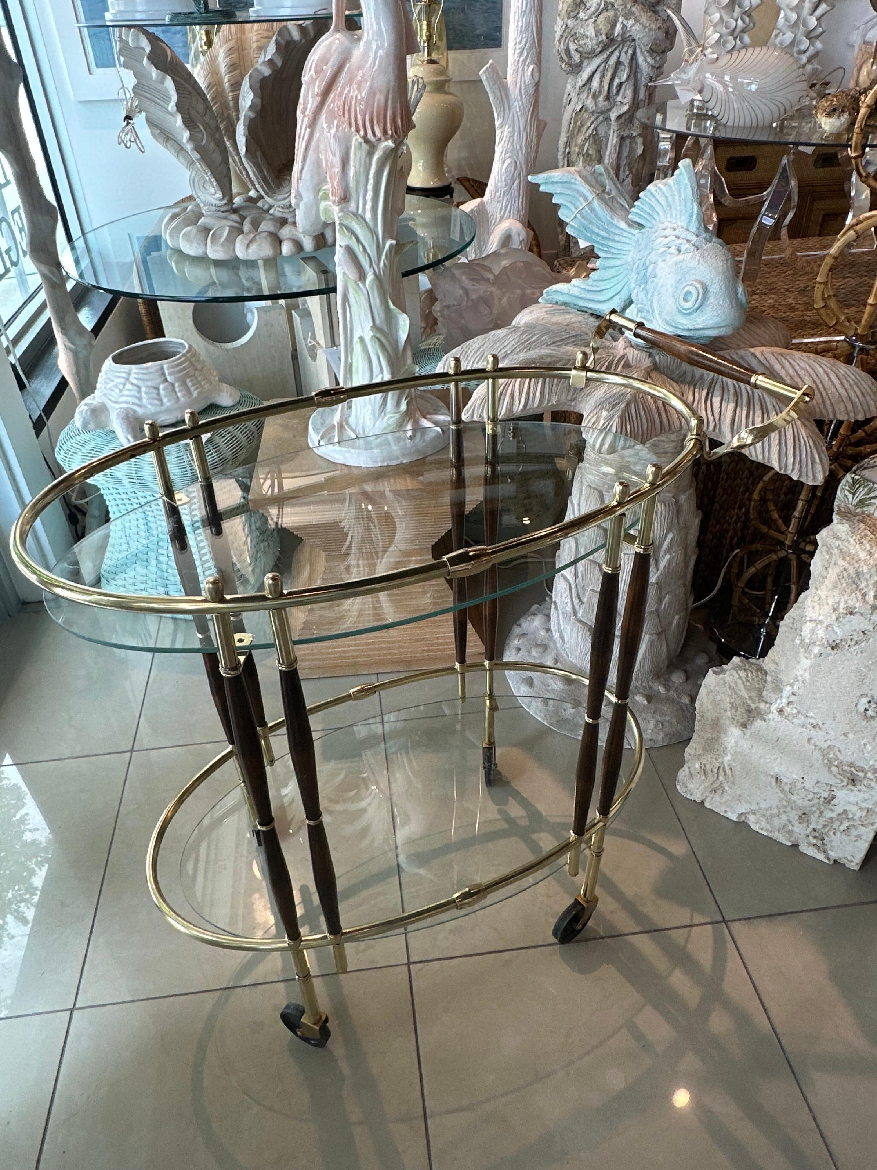 Mid-Century Modern Chariot de bar ovale en bois de noyer et laiton Vintage Mid Century Modern Italian en vente