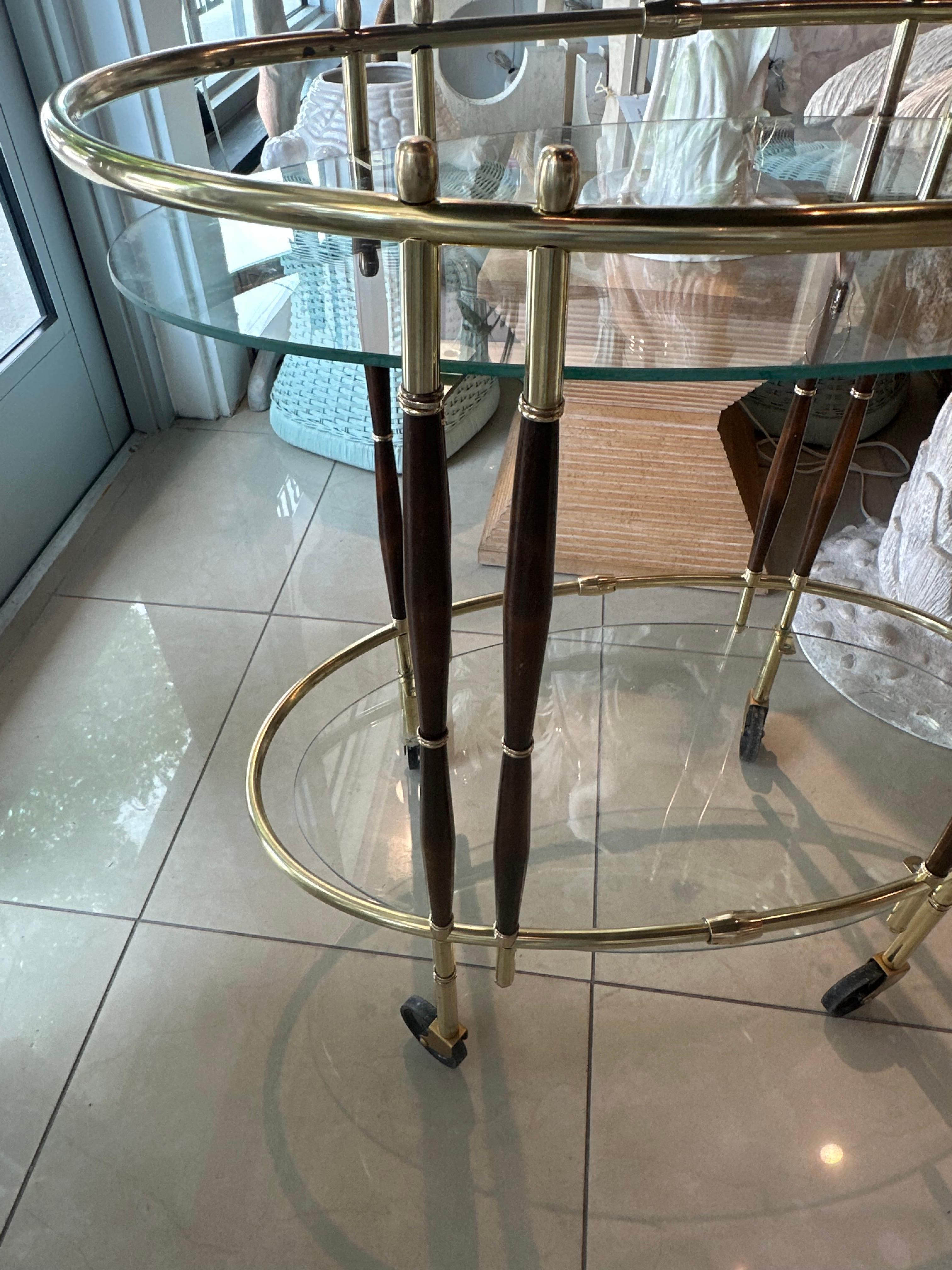 italien Chariot de bar ovale en bois de noyer et laiton Vintage Mid Century Modern Italian en vente