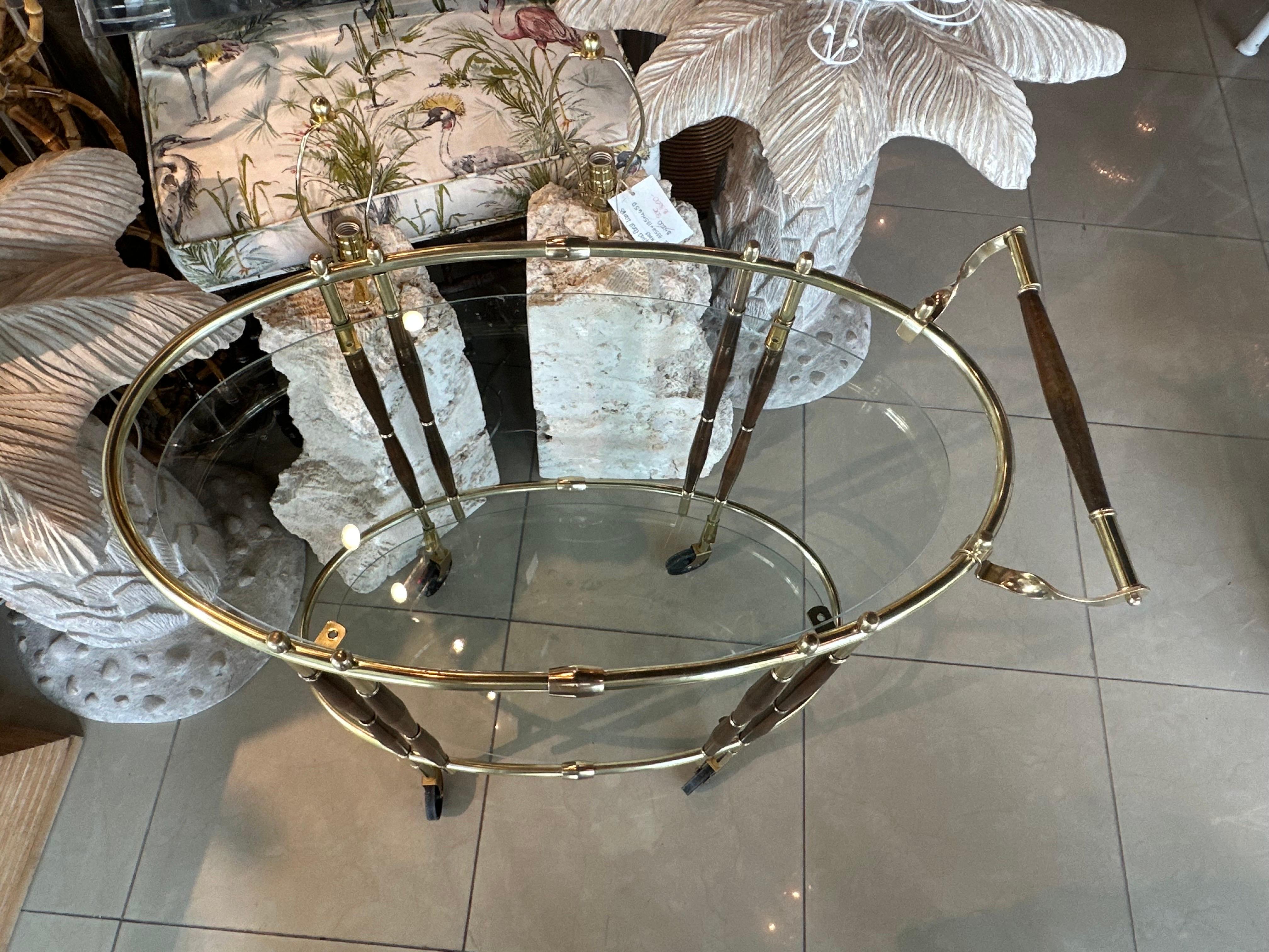 Laiton Chariot de bar ovale en bois de noyer et laiton Vintage Mid Century Modern Italian en vente