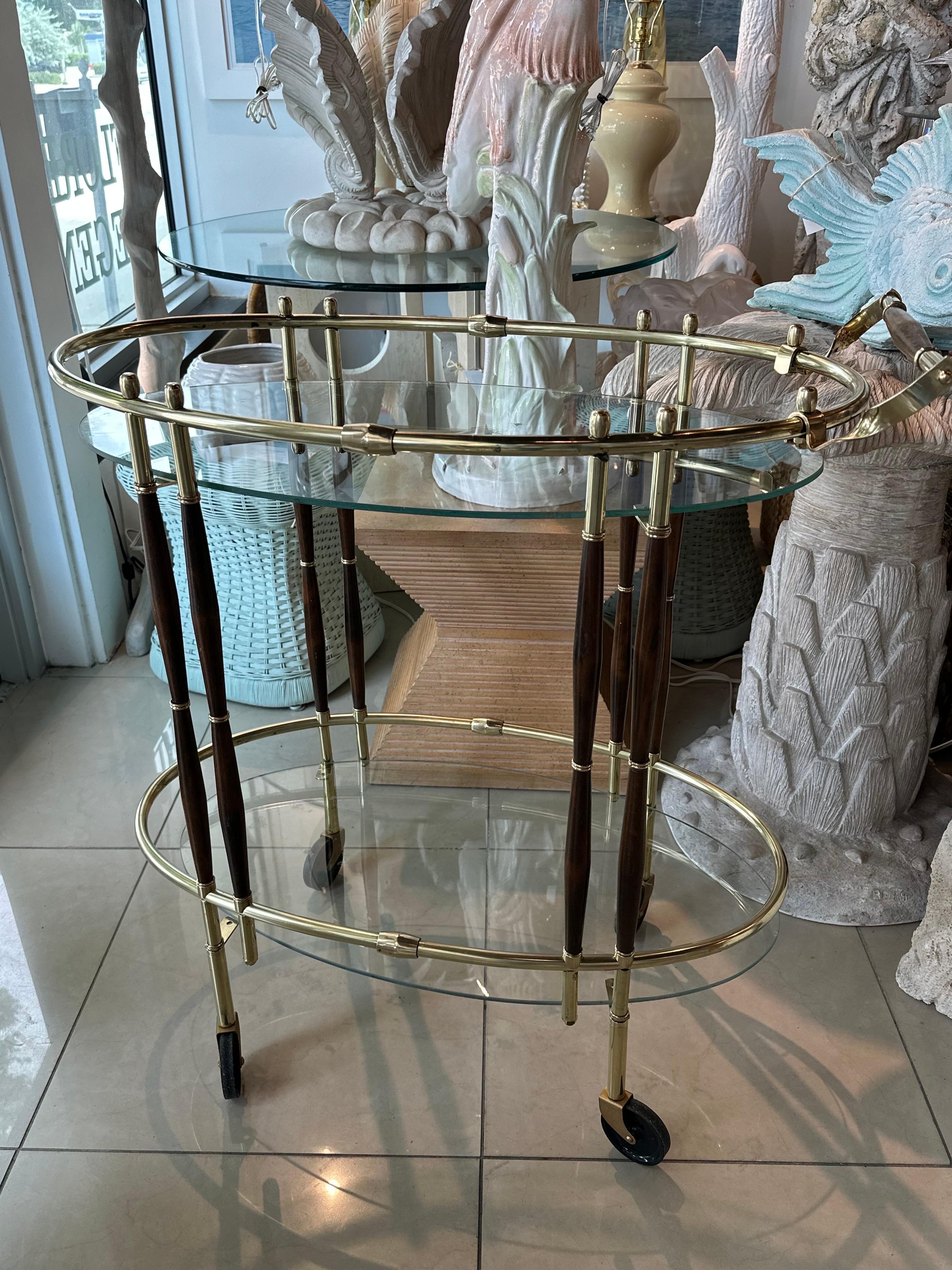 Chariot de bar ovale en bois de noyer et laiton Vintage Mid Century Modern Italian en vente 1
