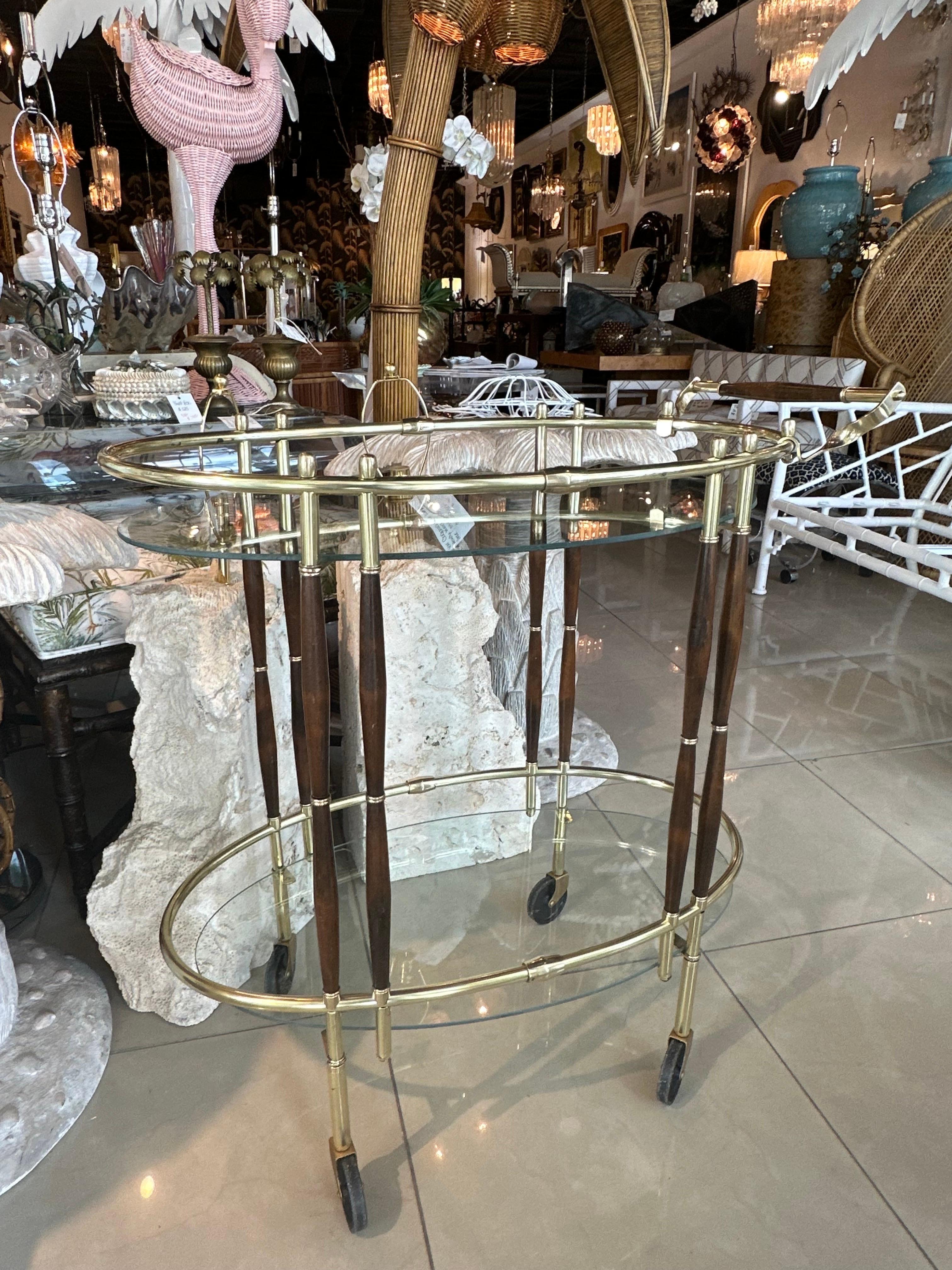 Chariot de bar ovale en bois de noyer et laiton Vintage Mid Century Modern Italian en vente 2