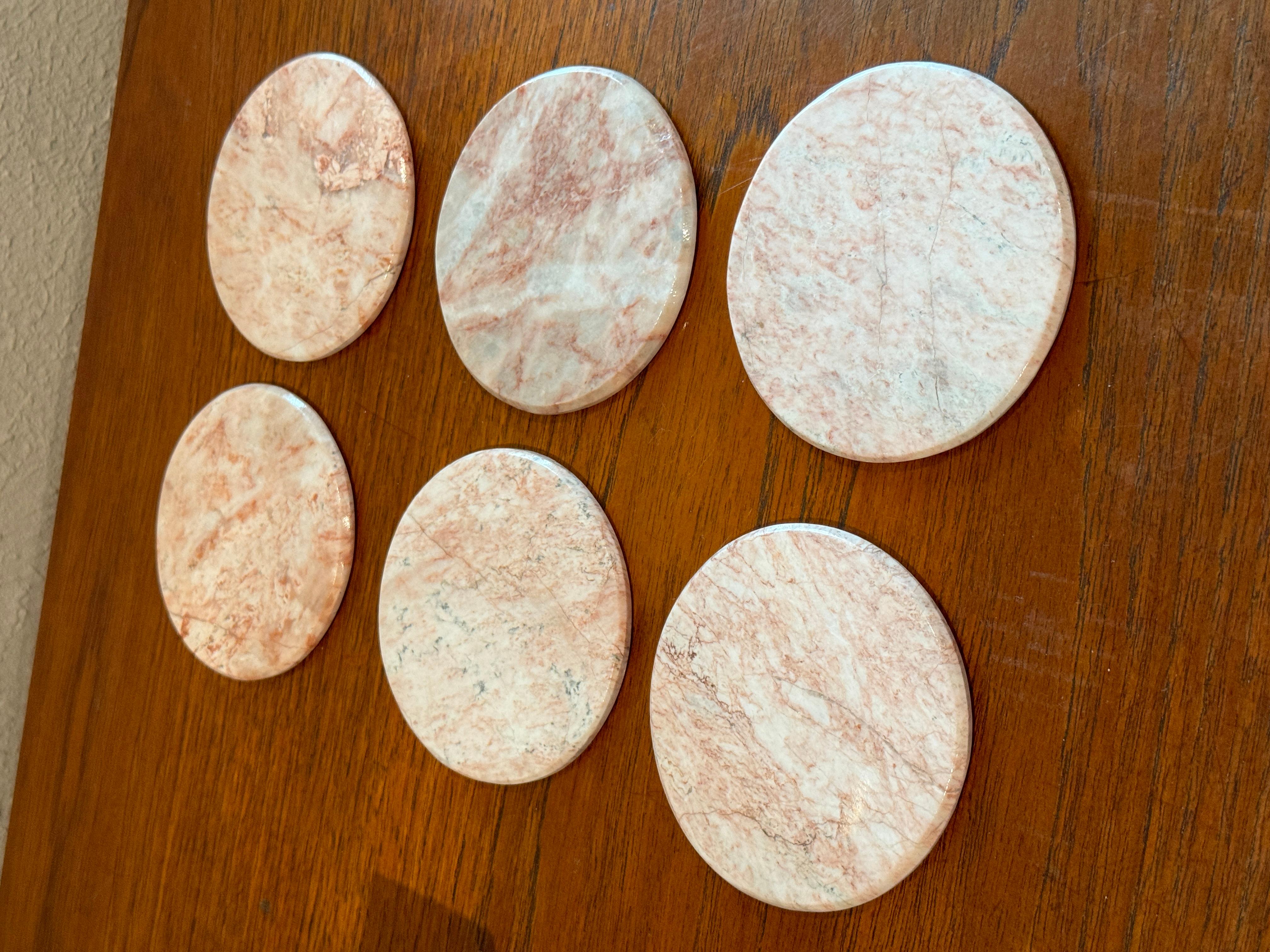Vintage mid century modern Italian pink coasters and matching set  In Good Condition For Sale In Houston, TX