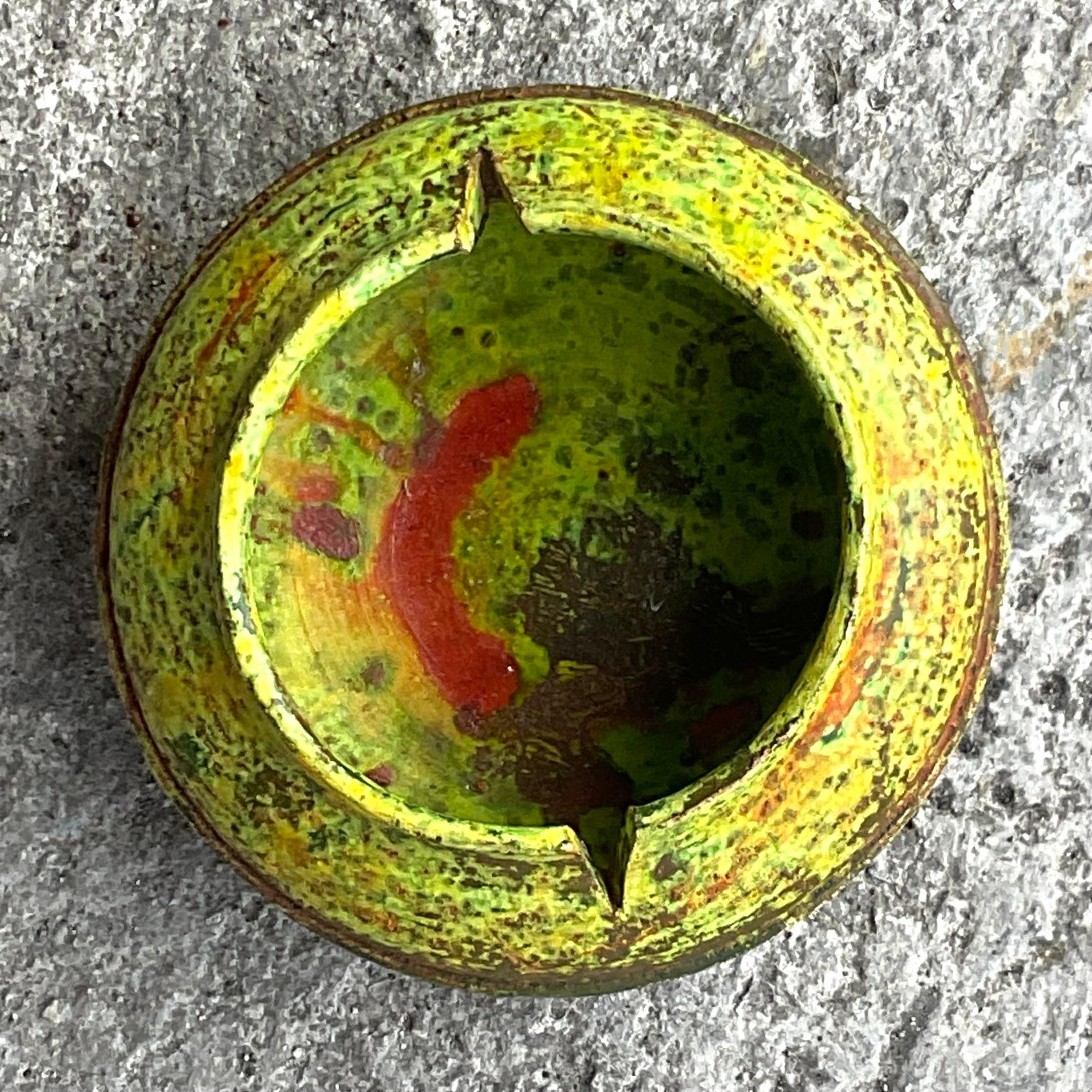 Un fabuleux cendrier vintage en céramique MCM. Fabriqué par l'emblématique Marcello a Fantoni et signé sur le fond. Un vert chartreuse brillant avec des éclats de rouge et de jaune. Acquis d'une propriété de Palm Beach. 
