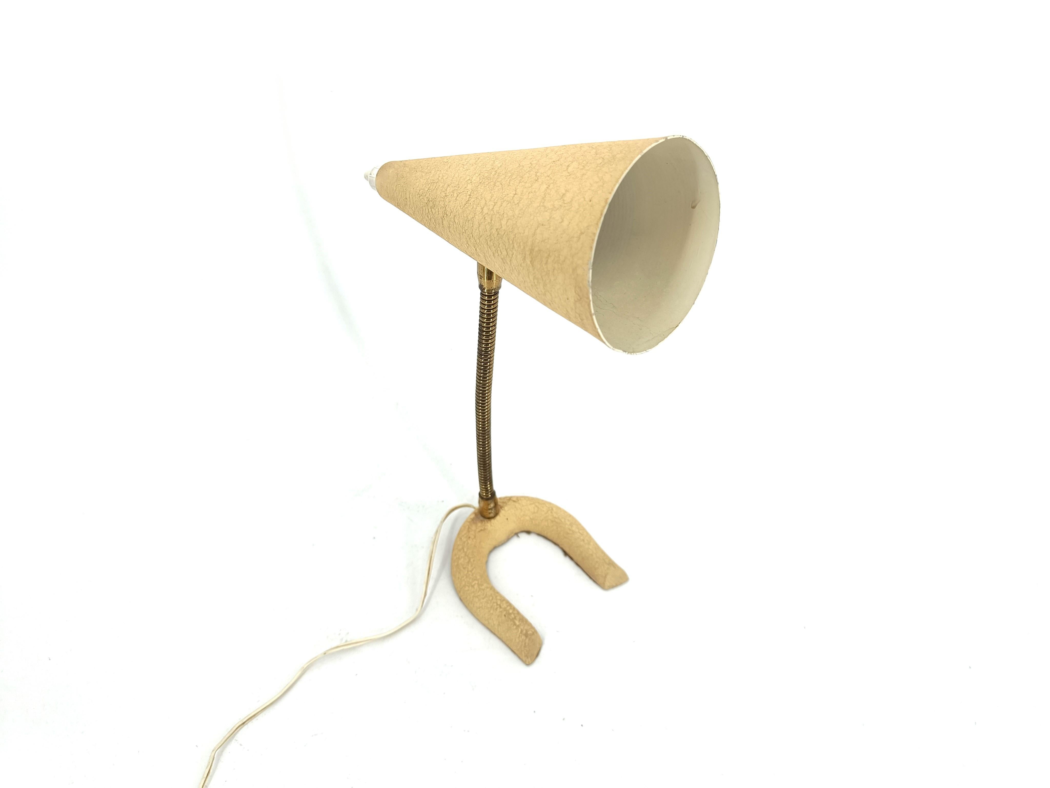 Lámpara de sobremesa moderna de mediados de siglo, fabricada en Italia.

Práctico brazo flexible de latón y genial base en forma de U.

Probado y listo para usar con una bombilla normal E14.

años 60 - Italia

Dimensiones:
Altura: 28 cm
Anchura: 10