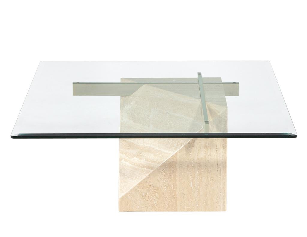 Vintage Mid-Century Modern Italian Travertine Cocktail Table, ein atemberaubendes Stück, das mühelos die Essenz des Designs der 1970er Jahre einfängt. Dieser exquisite Tisch hat eine quadratische Glasplatte mit schön abgeschrägter Kante, die einen