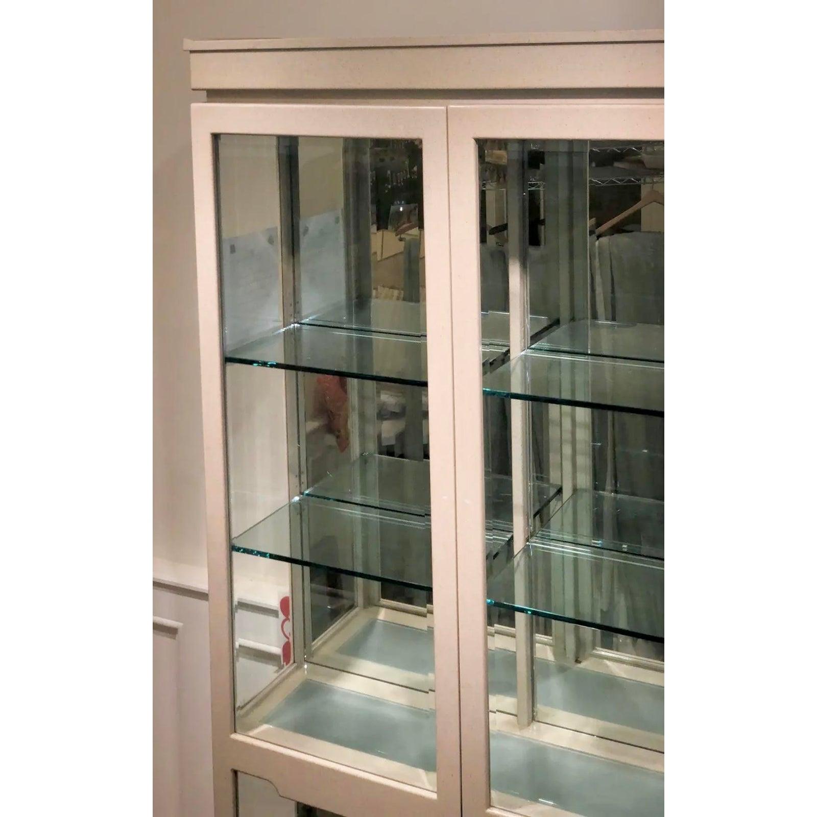 Vintage Mid Century Modern Japanese Lacquer Pagoda Display Showcase Cabinet In Good Condition In LOS ANGELES, CA