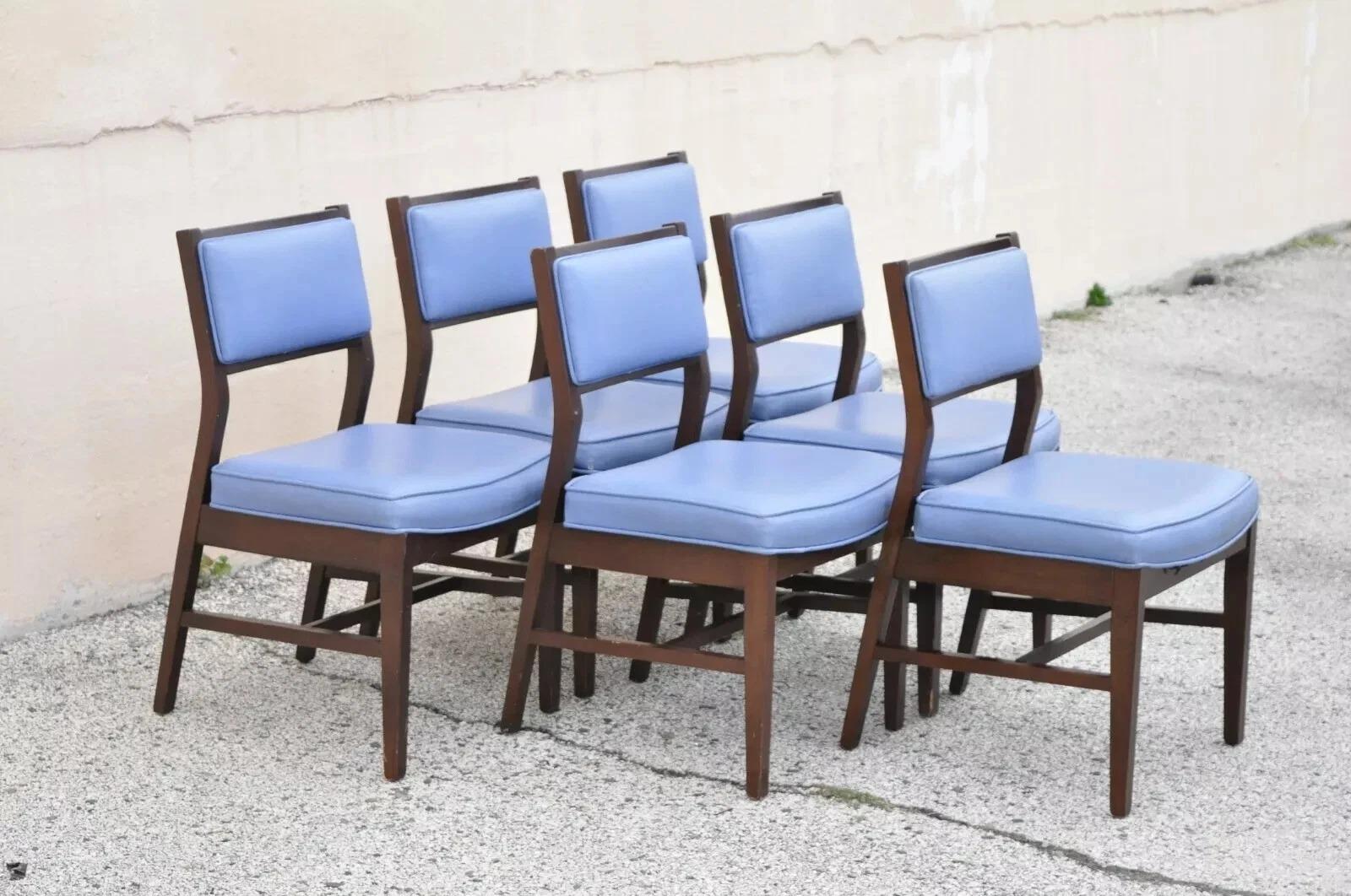 Set di 6 sedie da pranzo scolpite blu in stile Jens Risom. L'offerta comprende 6 sedie con struttura in legno massiccio, tappezzeria originale in Naugahyde blu, forma scultorea, linee pulite e moderniste, artigianato americano di qualità.