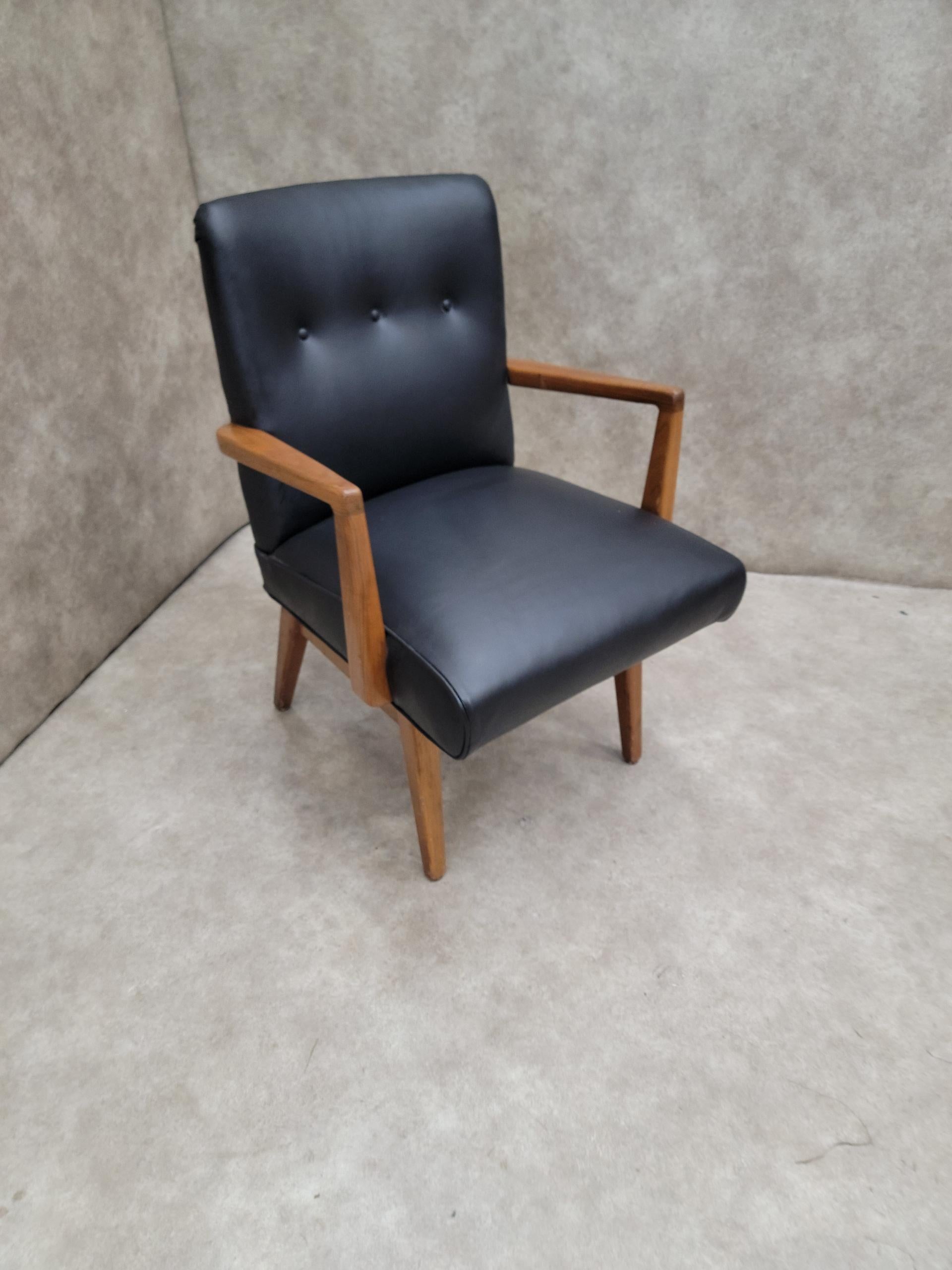 Chaise Vintage Mid Century Modern Jens Risom en cuir noir

Cette magnifique chaise en noyer de style 108 de Jens Risom, de style moderne du milieu du siècle, a été récemment recouverte d'un cuir noir tufté haut de gamme.

L'article ne porte pas le