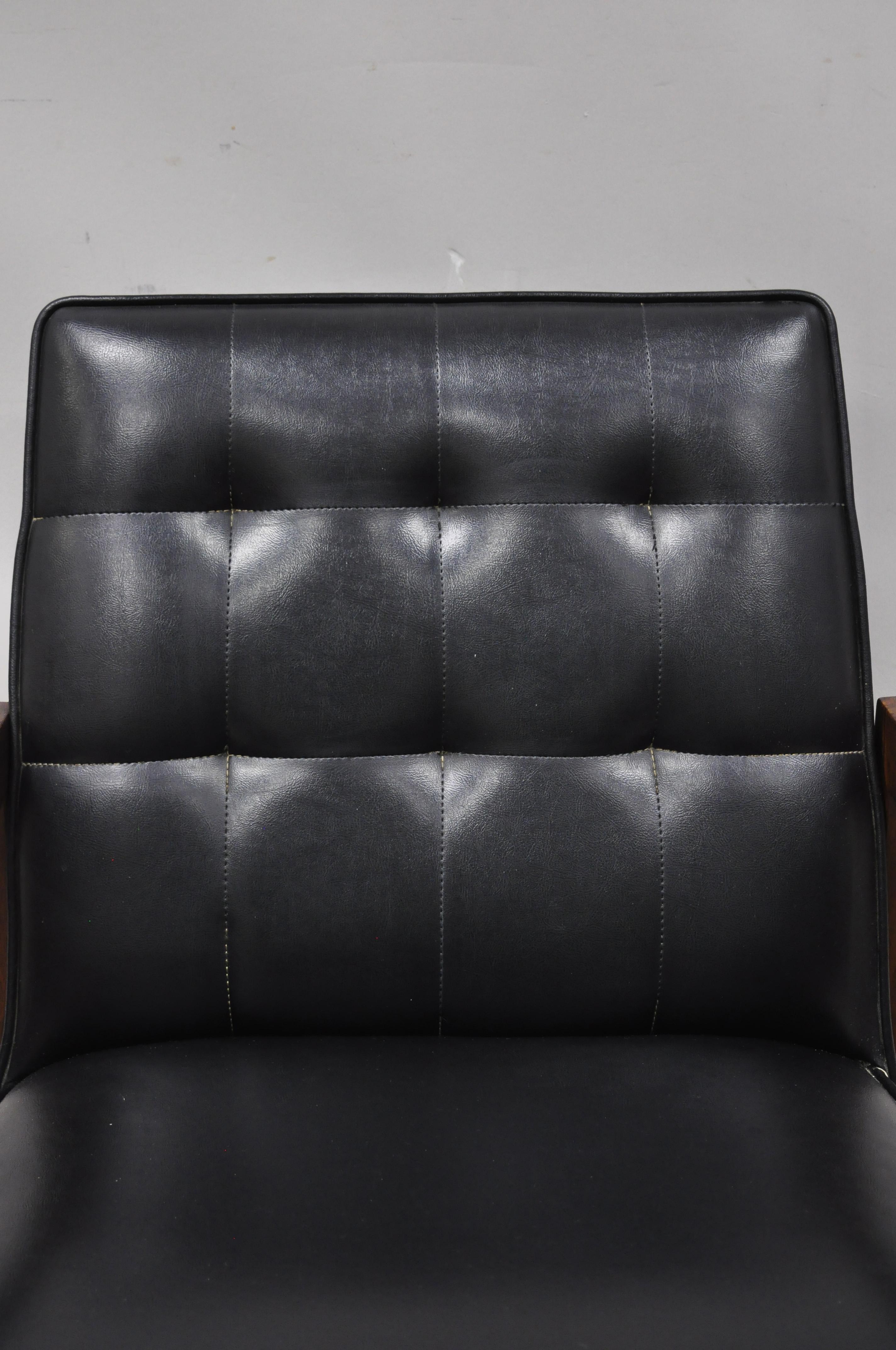 Vintage Mid-Century Modern Jens Risom Style Walnut Black Vinyl Lounge Armchair In Good Condition In Philadelphia, PA