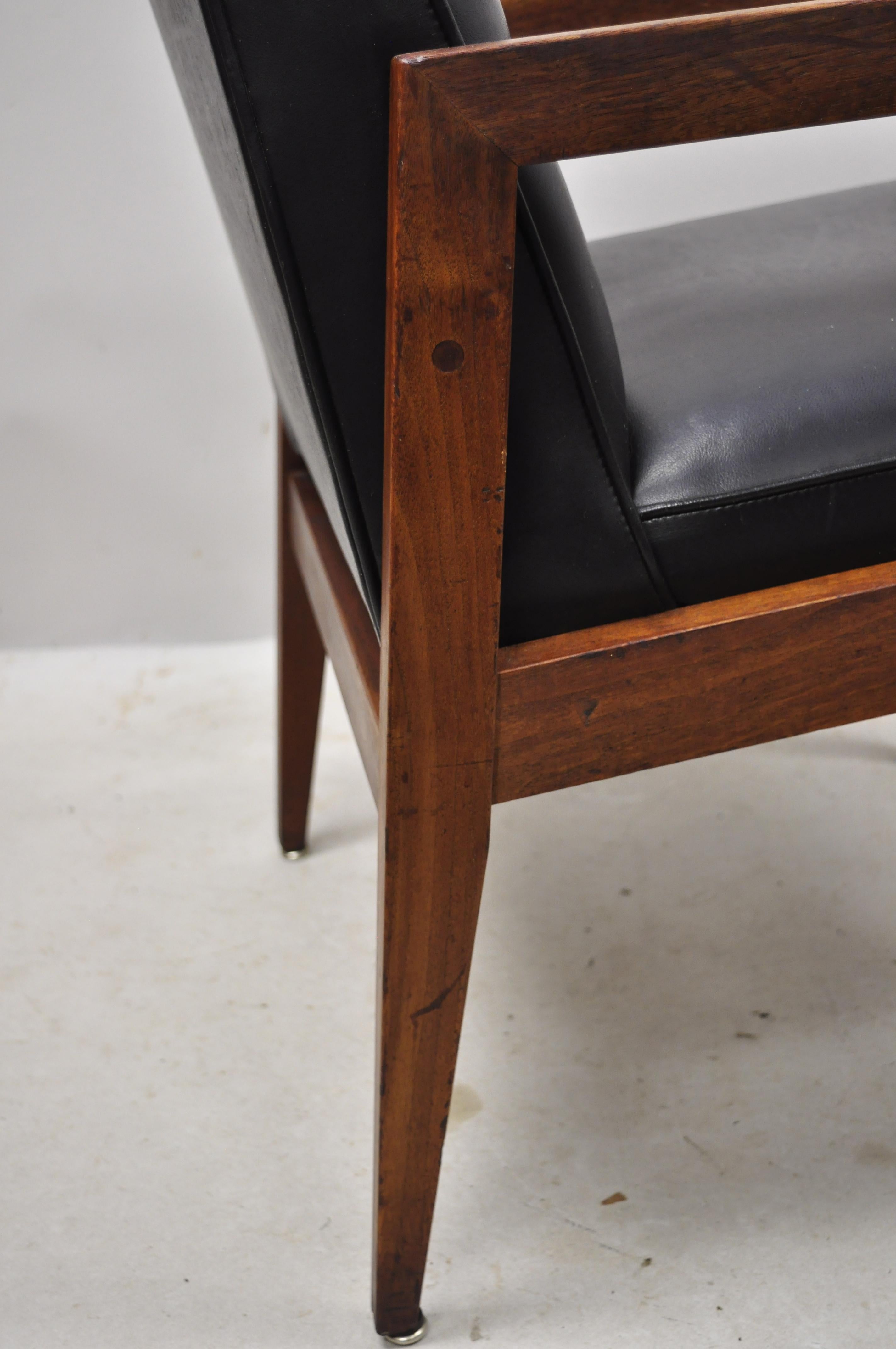 Vintage Mid-Century Modern Jens Risom Style Walnut Black Vinyl Lounge Armchair For Sale 3