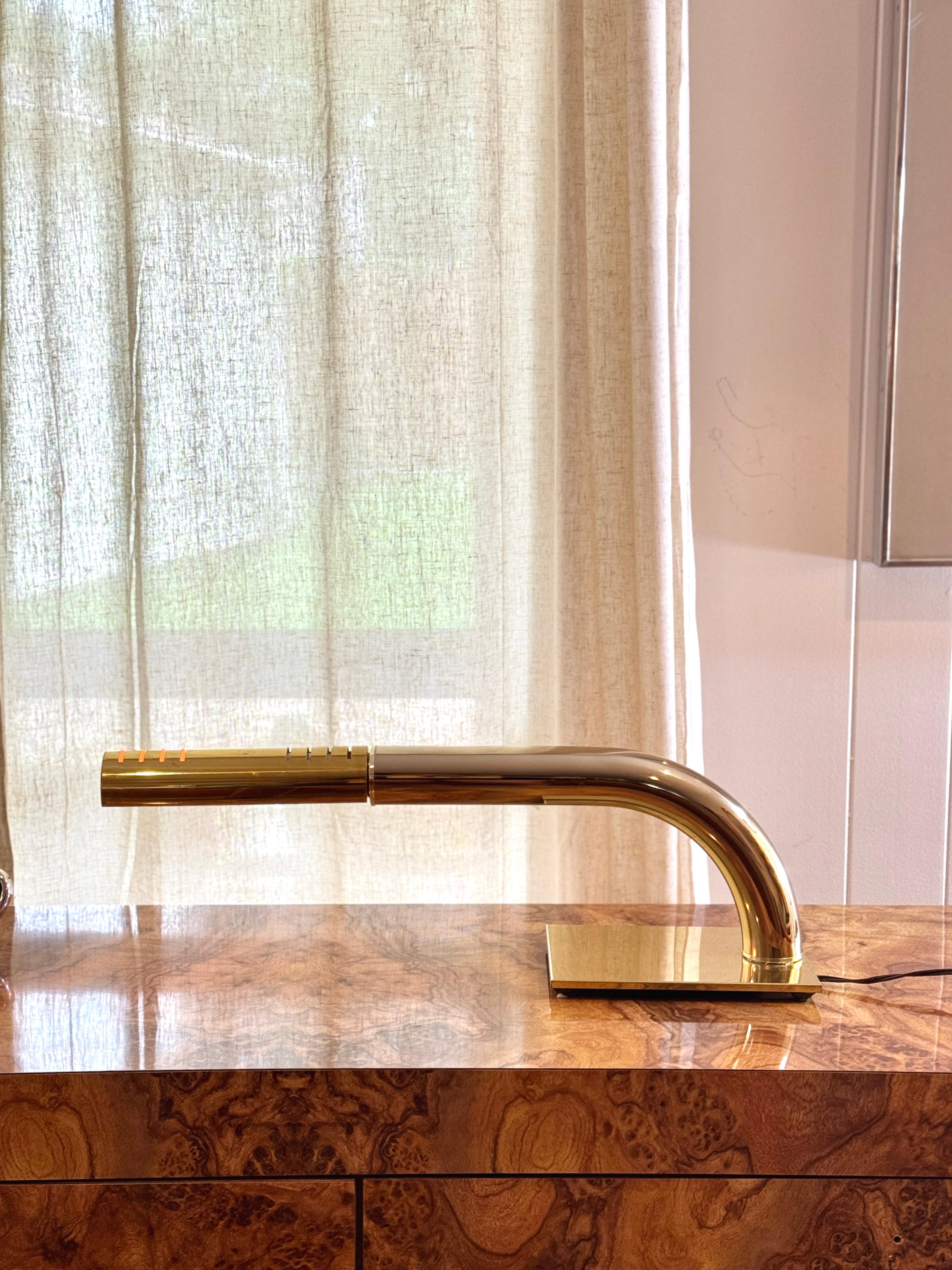 Vintage mid century modern Jim Bindman tubular brass touch lamp In Good Condition For Sale In Houston, TX