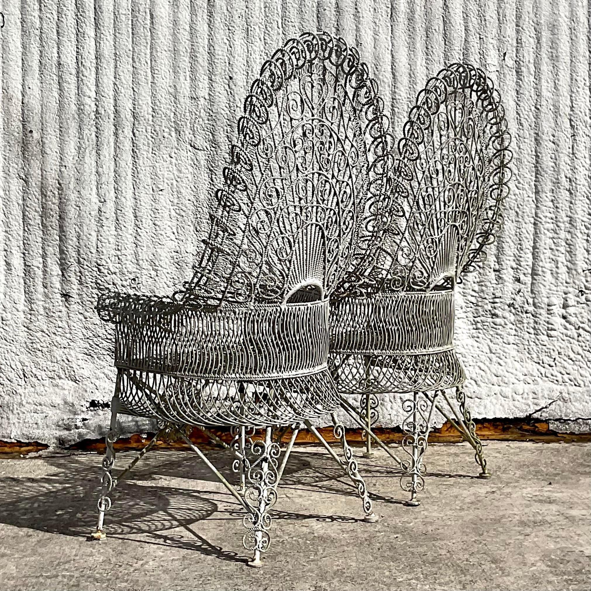 Ein auffälliges Paar MCM-Stühle aus Schmiedeeisen für den Außenbereich mit Pfauenmuster. Hergestellt von der Ikone John a Salterini. Unmarkiert. Erworben aus einem Nachlass in Palm Beach.