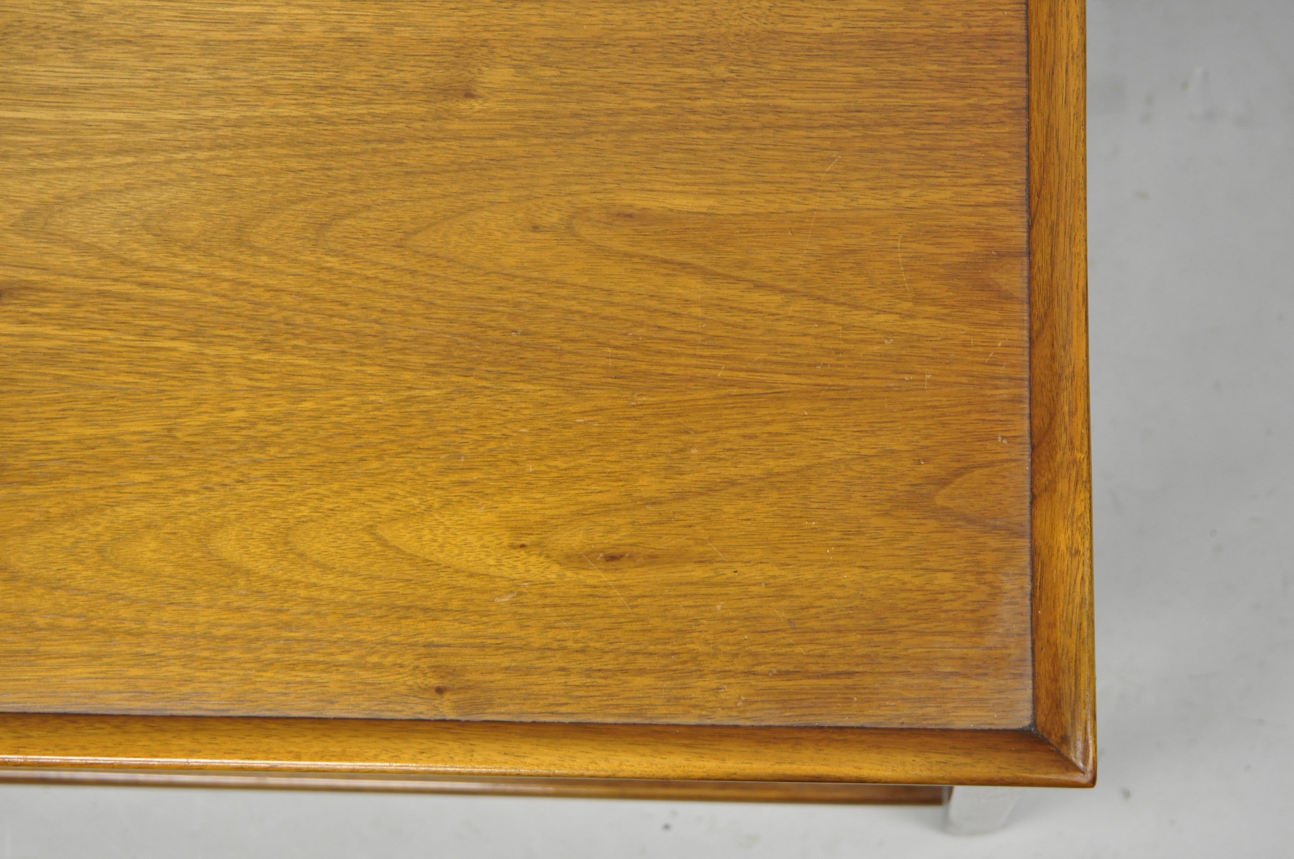 Vintage Mid Century Modern John Stuart 2 Tier Walnut Lamp Side End Table In Good Condition In Philadelphia, PA