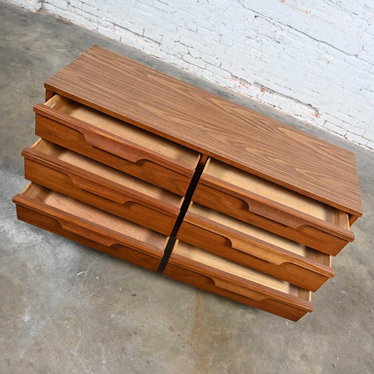 Vintage Mid-Century Modern Johnson Carper Fashion Trend 6 Drawer Walnut  Dresser at 1stDibs | fashion trend by johnson carper, fashion trend johnson  carper, johnson carper dresser