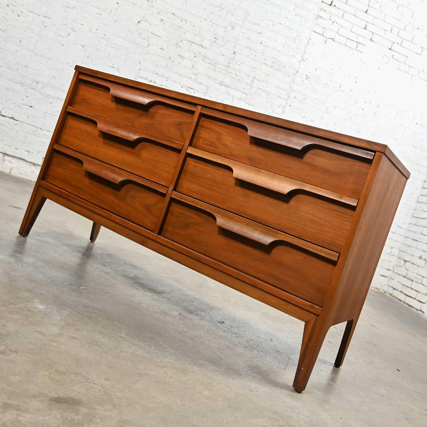 Vintage Mid-Century Modern Johnson Carper Fashion Trend 6 Drawer Walnut Dresser 7
