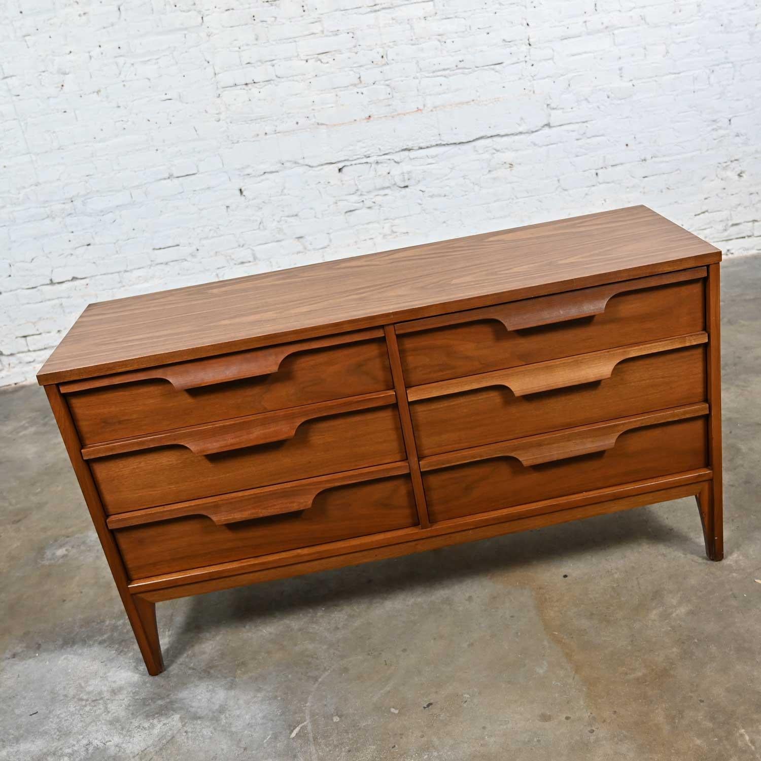 Gorgeous vintage mid-century modern Johnson Carper Fashion Trend six drawer walnut & veneer dresser with wood grain laminate top. This piece has been attributed based upon archived research including online sources, vintage documentation and