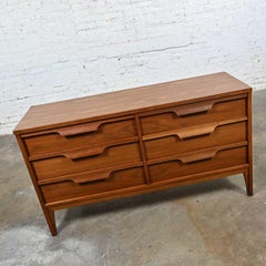 Vintage Mid-Century Modern Johnson Carper Fashion Trend 6 Drawer Walnut Dresser