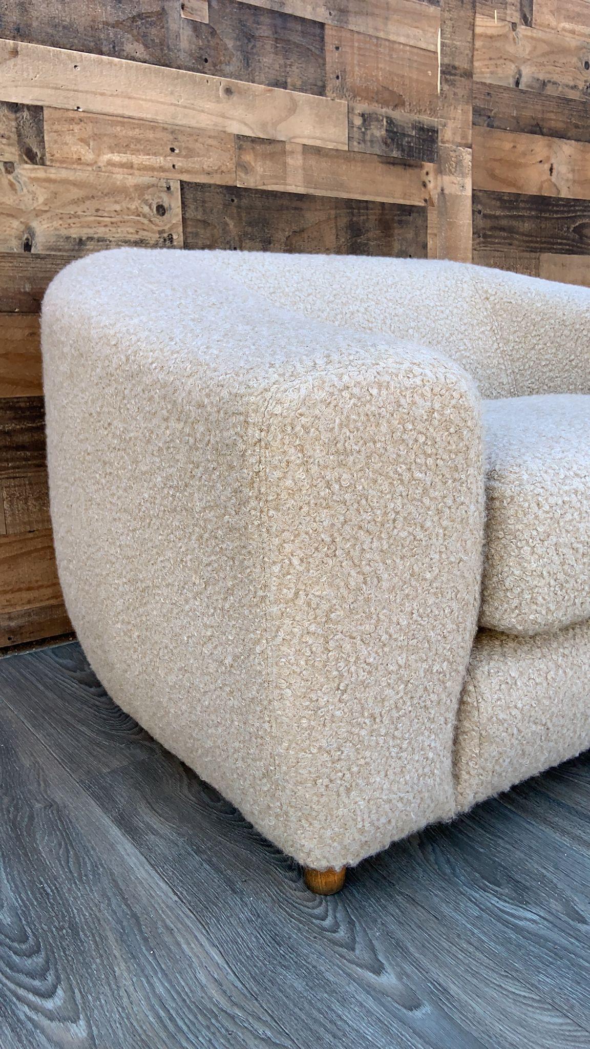 Vintage Mid Century Modern Karpen Club Chair

Vintage Mid Century Modern Karpen Club Chair: Retro Chic Furniture with Newly Upholstered Cushions! Perfect for an Eclectic Home Decor!

