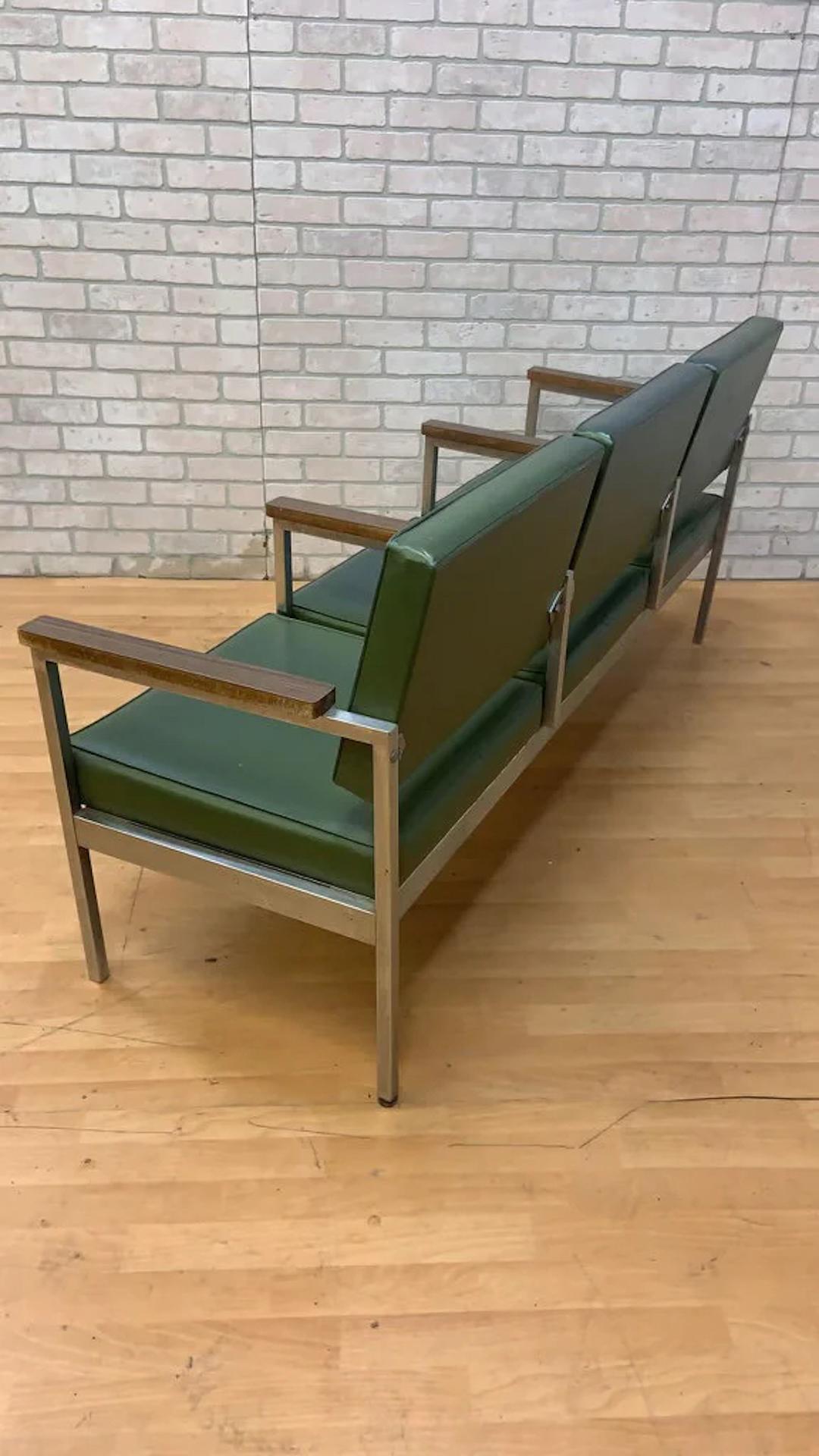 Banc d'attente moderne du milieu du siècle dernier de style Knoll
	
Ce banc de salle d'attente à 3 places de style Knoll du milieu du siècle est une solution d'assise pratique et de bon goût qui combine l'esthétique du design du milieu du siècle