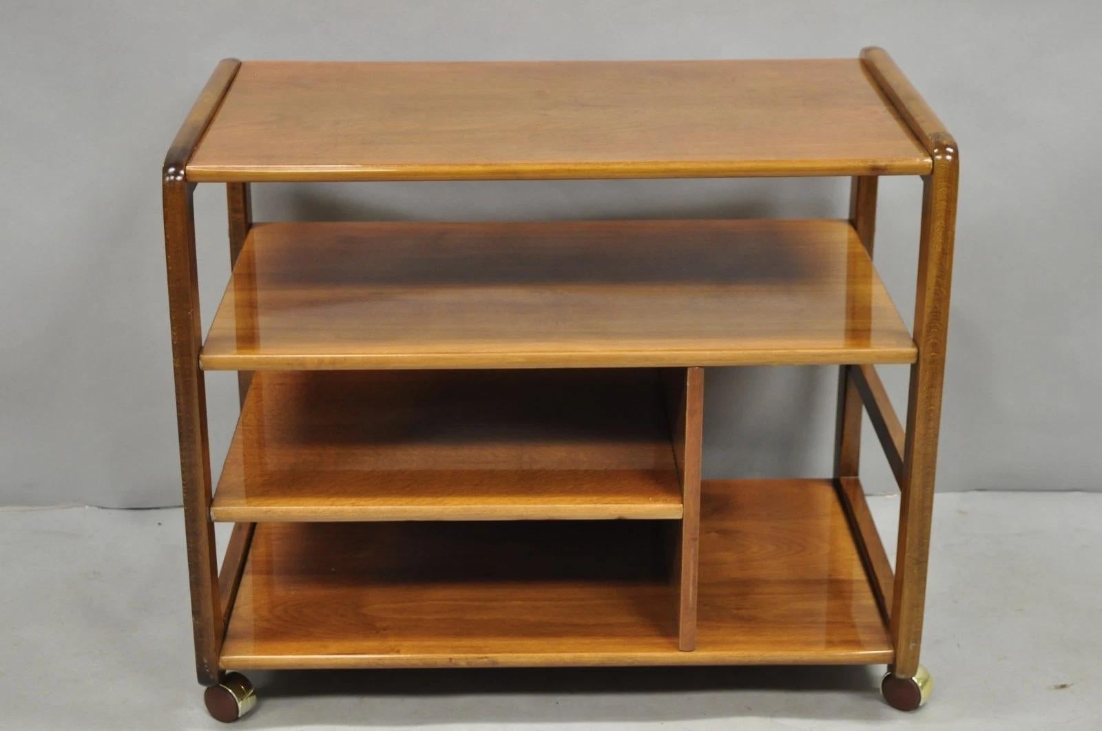 Vintage Mid Century Modern Chariot à roulettes en bois de cerisier laqué Etagère pour meuble TV en vente 4