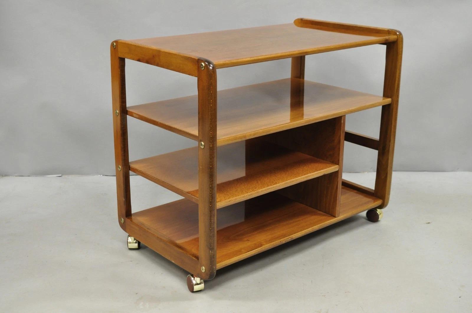 Veuillez nous envoyer un message avec votre code postal pour demander un devis plus raisonnable pour les frais d'expédition aux États-Unis.

Vintage Mid Century Modern Cherry Wood Rolling Cart TV Stand Music Entertainment Shelf, Made in Romania.