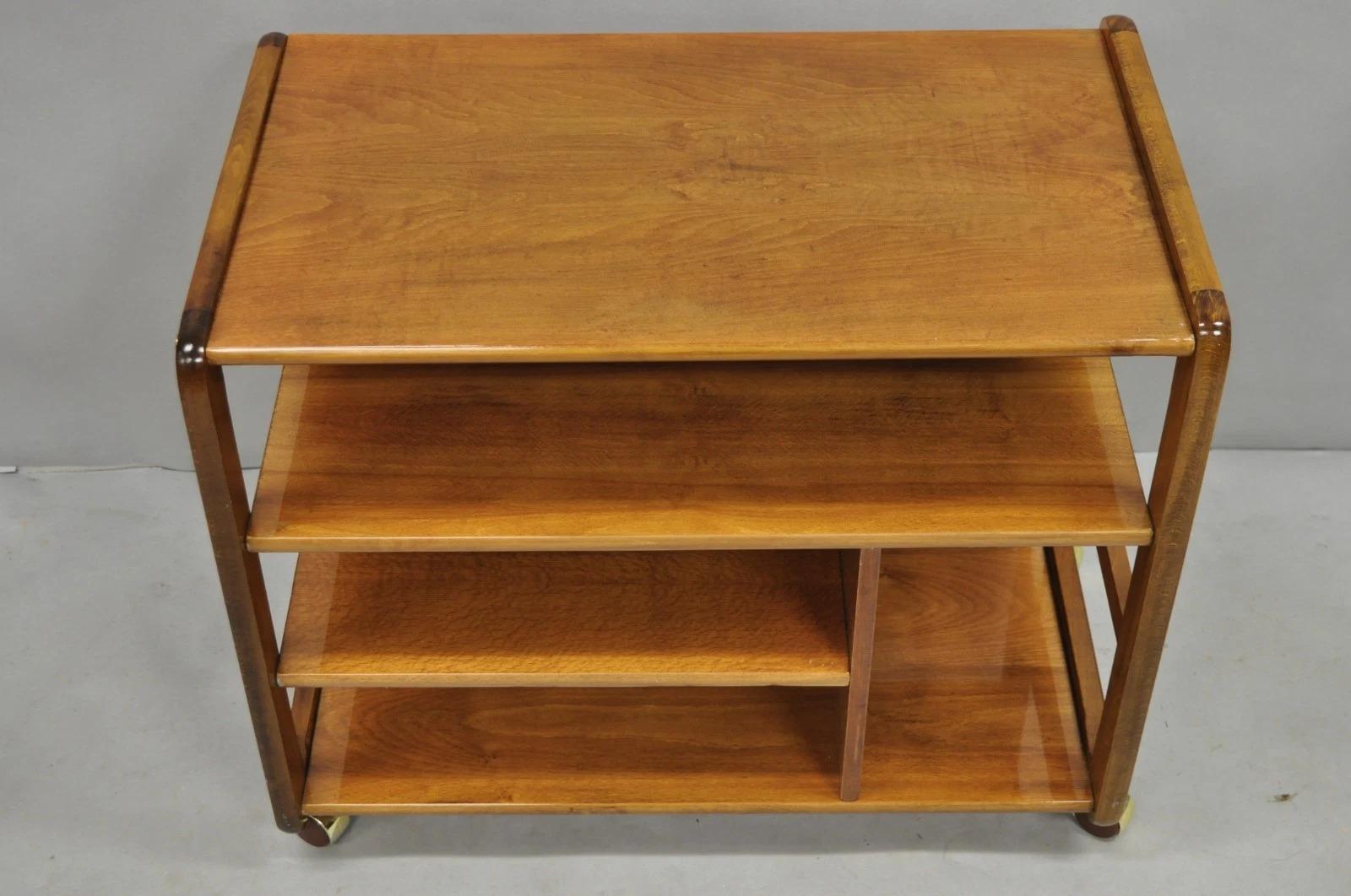 Mid-Century Modern Vintage Mid Century Modern Chariot à roulettes en bois de cerisier laqué Etagère pour meuble TV en vente