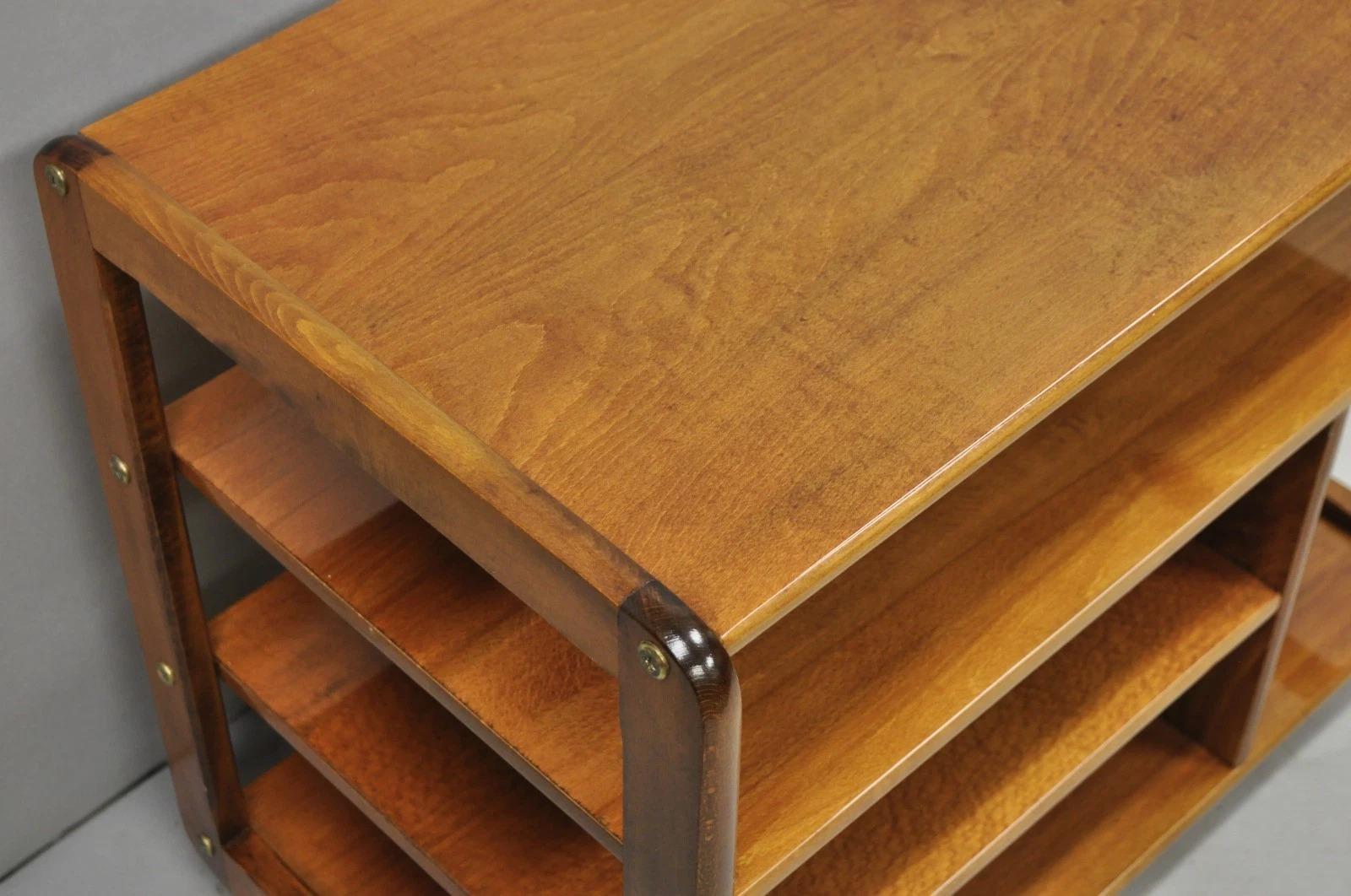 Inconnu Vintage Mid Century Modern Chariot à roulettes en bois de cerisier laqué Etagère pour meuble TV en vente