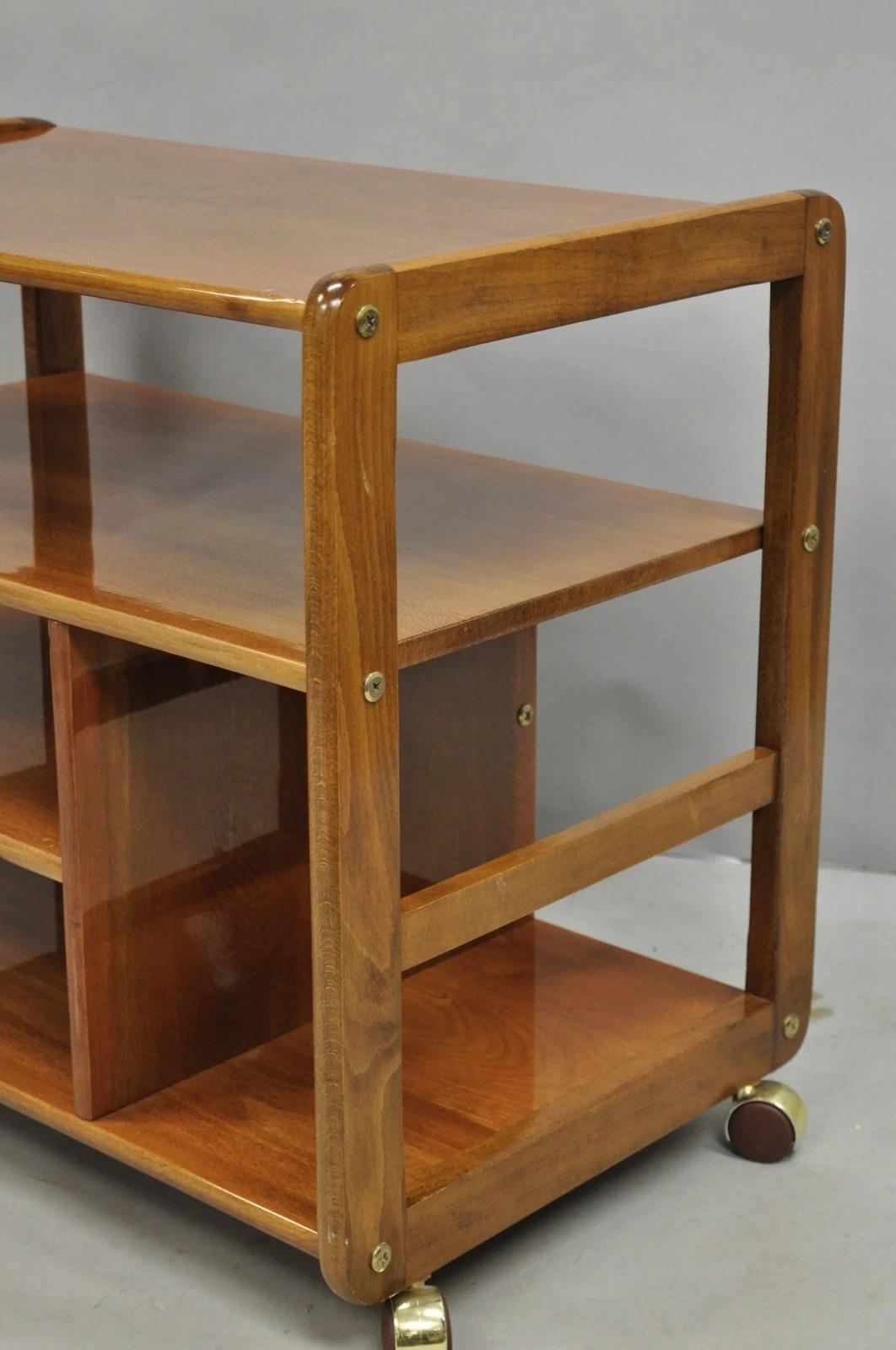 Vintage Mid Century Modern Chariot à roulettes en bois de cerisier laqué Etagère pour meuble TV Bon état - En vente à Philadelphia, PA