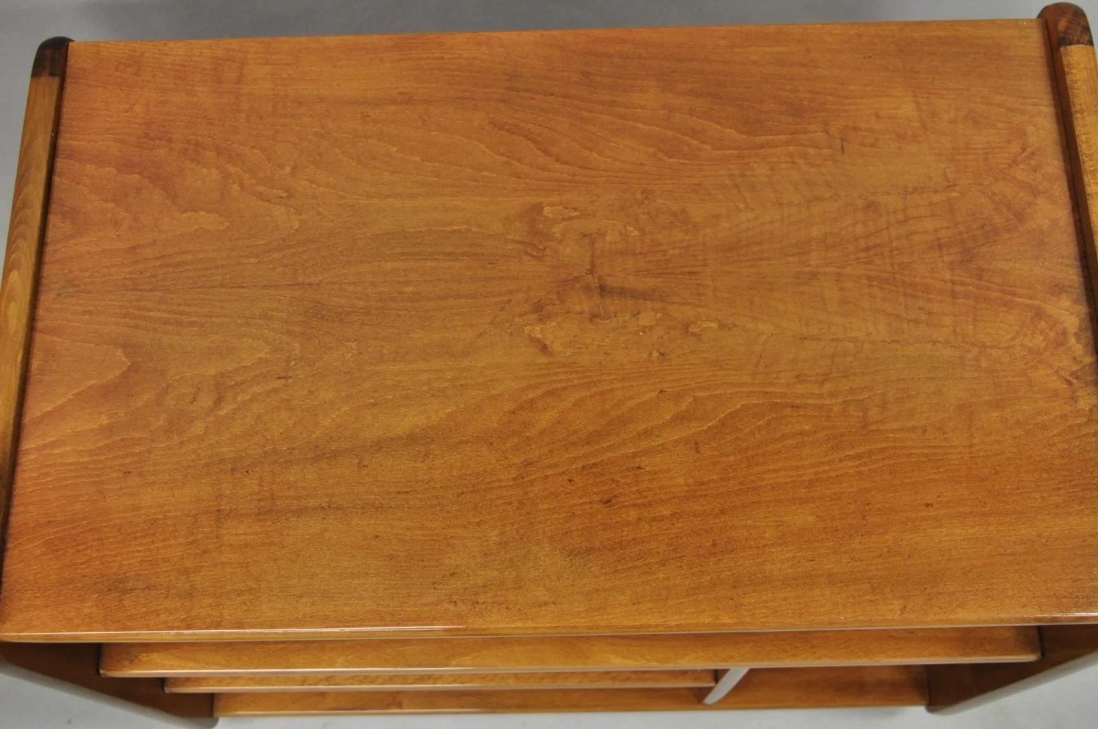 20ième siècle Vintage Mid Century Modern Chariot à roulettes en bois de cerisier laqué Etagère pour meuble TV en vente