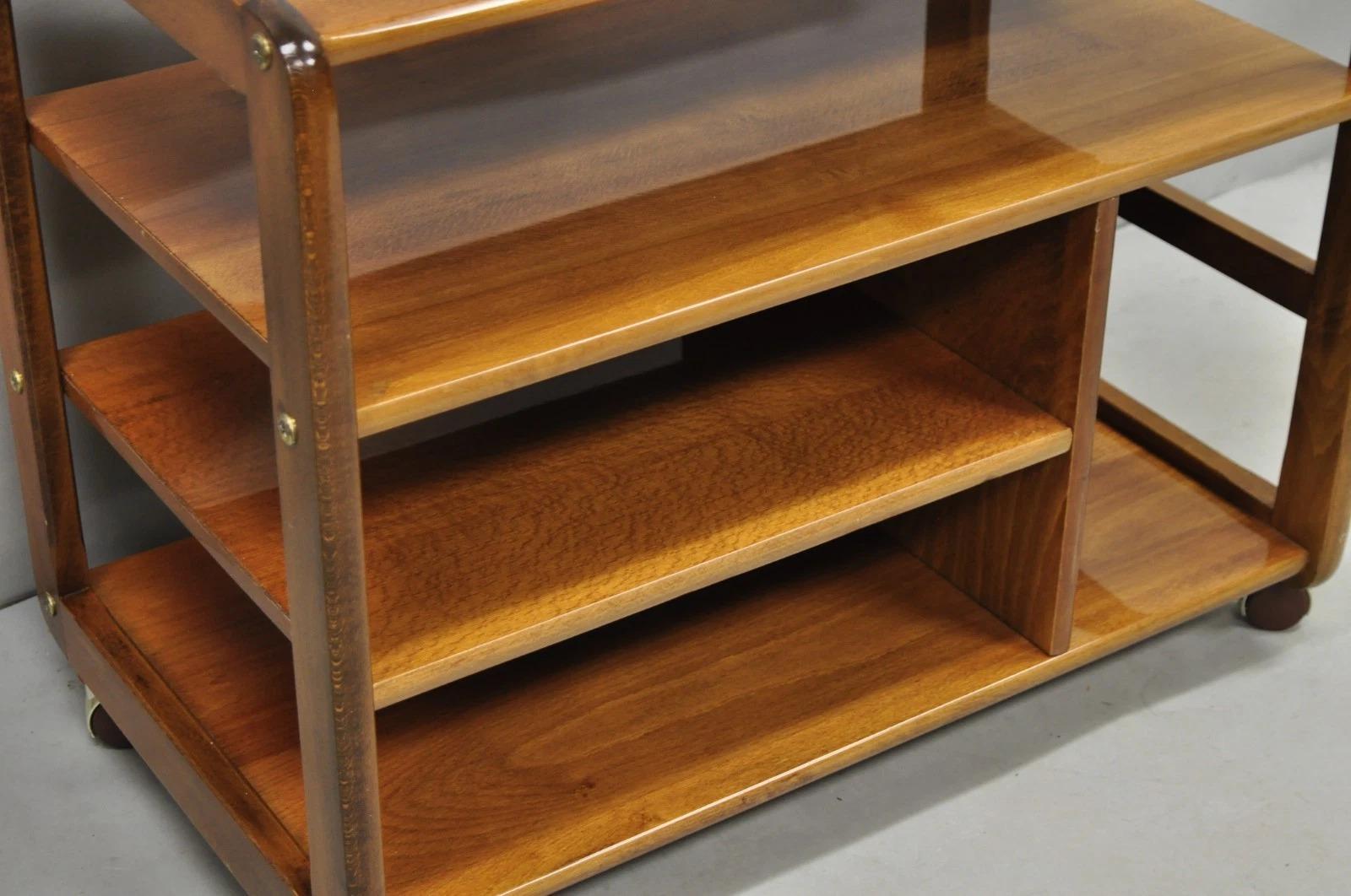 Cerise Vintage Mid Century Modern Chariot à roulettes en bois de cerisier laqué Etagère pour meuble TV en vente