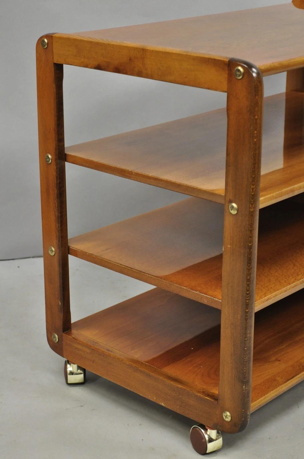 Vintage Mid Century Modern Chariot à roulettes en bois de cerisier laqué Etagère pour meuble TV en vente 1