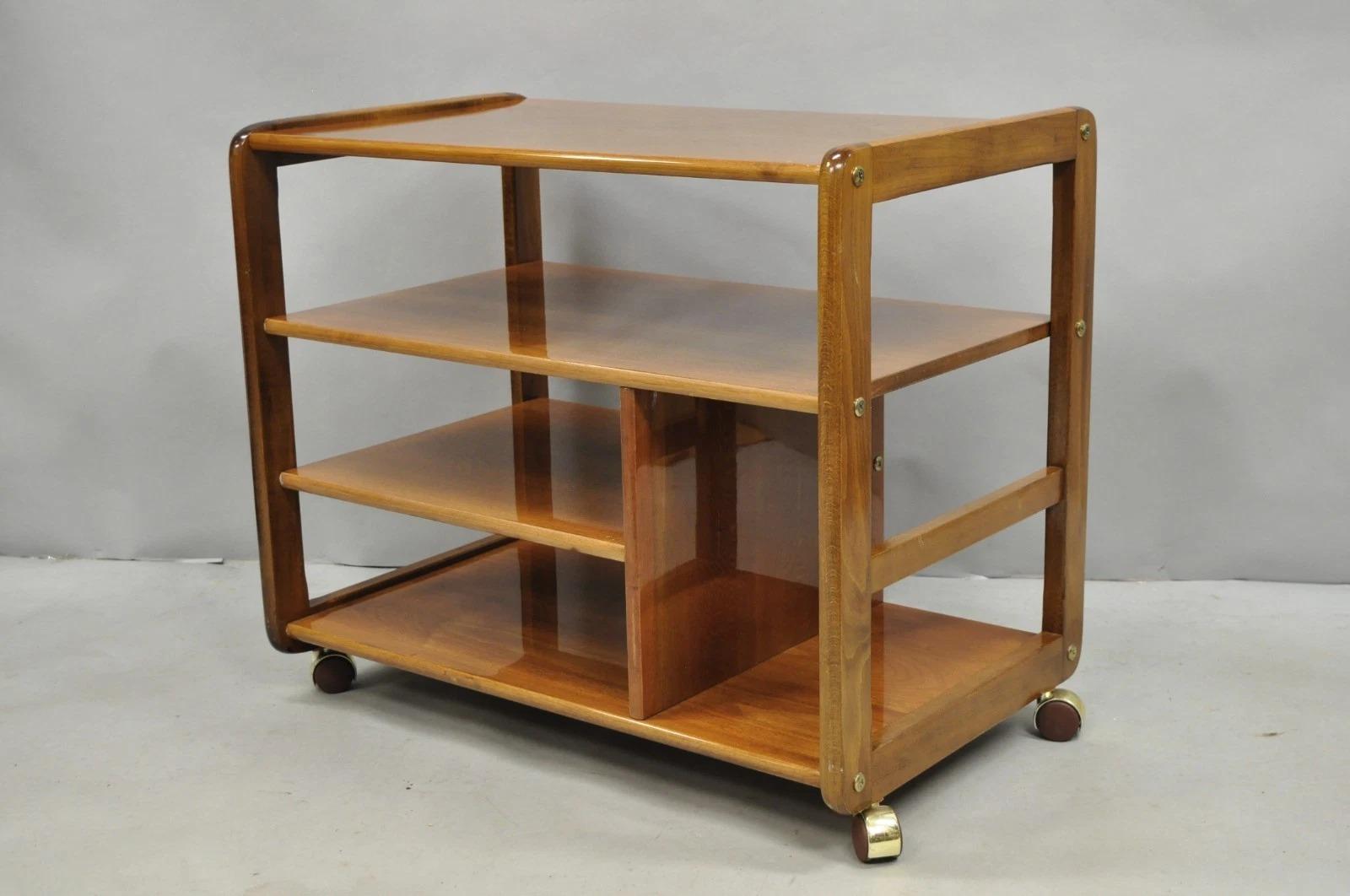 Vintage Mid Century Modern Chariot à roulettes en bois de cerisier laqué Etagère pour meuble TV en vente 2