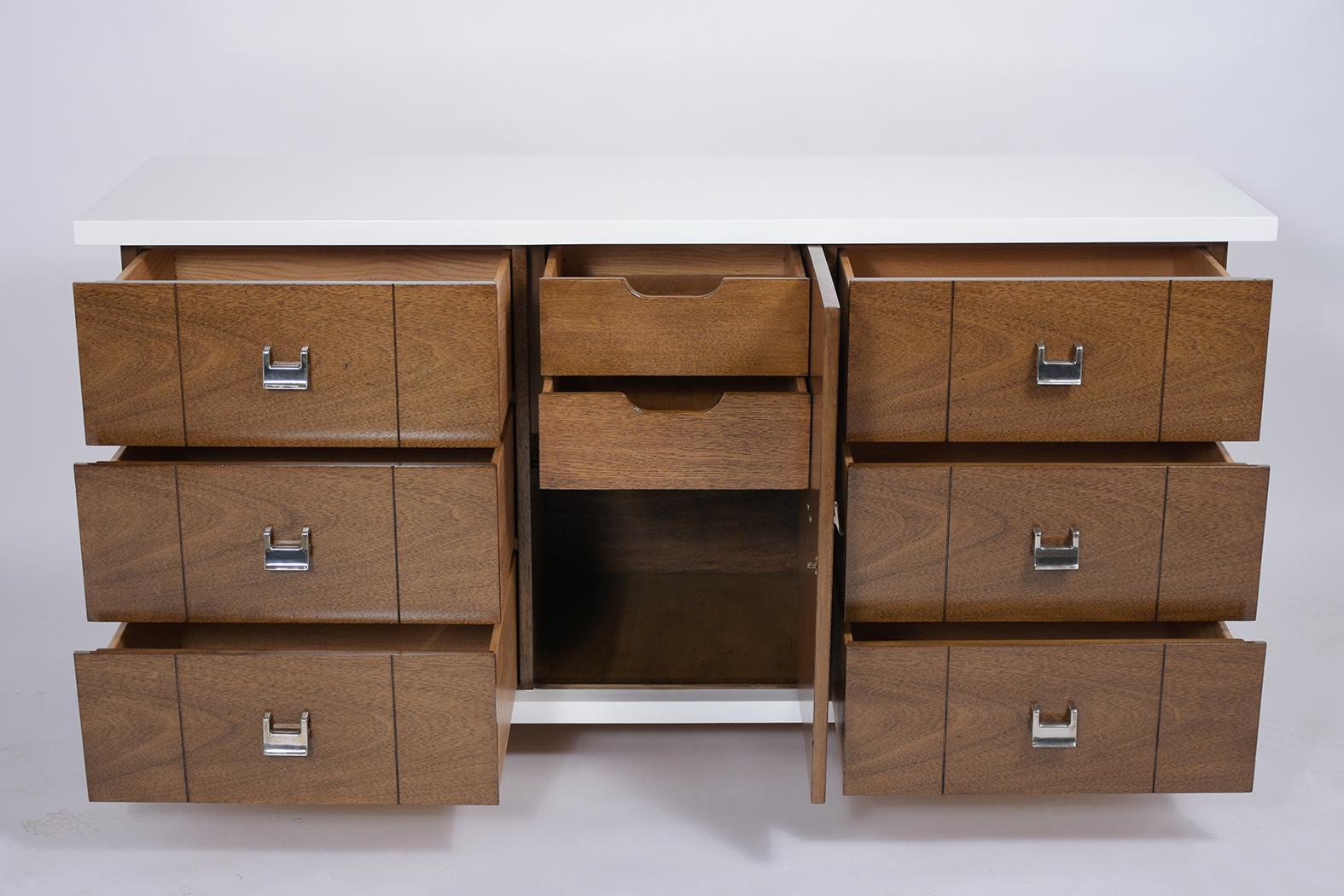 1960s Mid-Century Modern Walnut Credenza with White Lacquer Finish In Good Condition For Sale In Los Angeles, CA