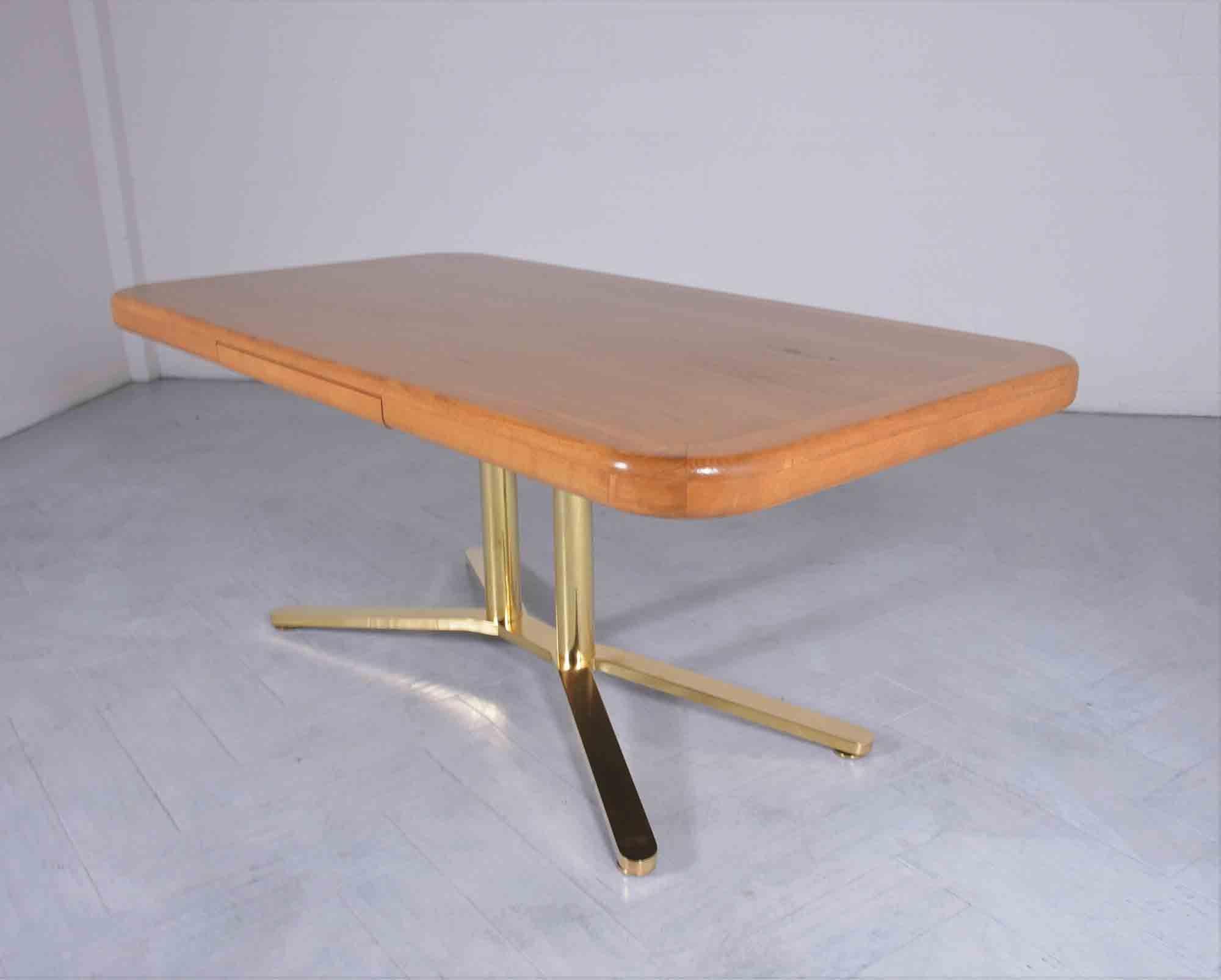 Bureau de direction en chêne et laiton restauré, datant des années 1960, de style The Modernity en vente 3