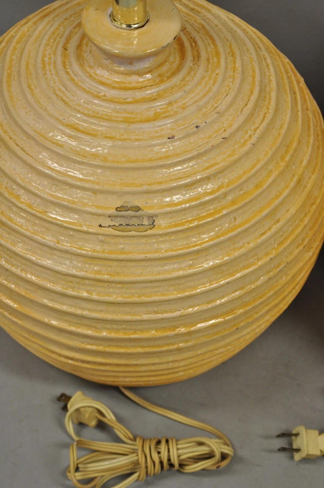 Lampe de table ronde en fibre de verre laquée, Vintage Mid Century Modern Beehive - Pair en vente 3