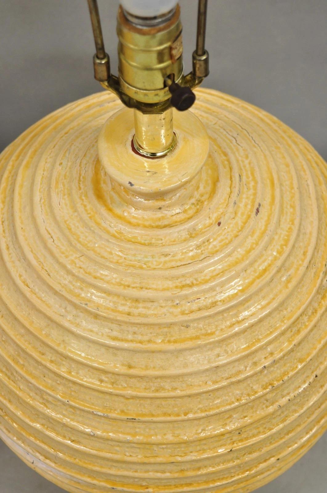 Lampe de table ronde en fibre de verre laquée, Vintage Mid Century Modern Beehive - Pair en vente 4