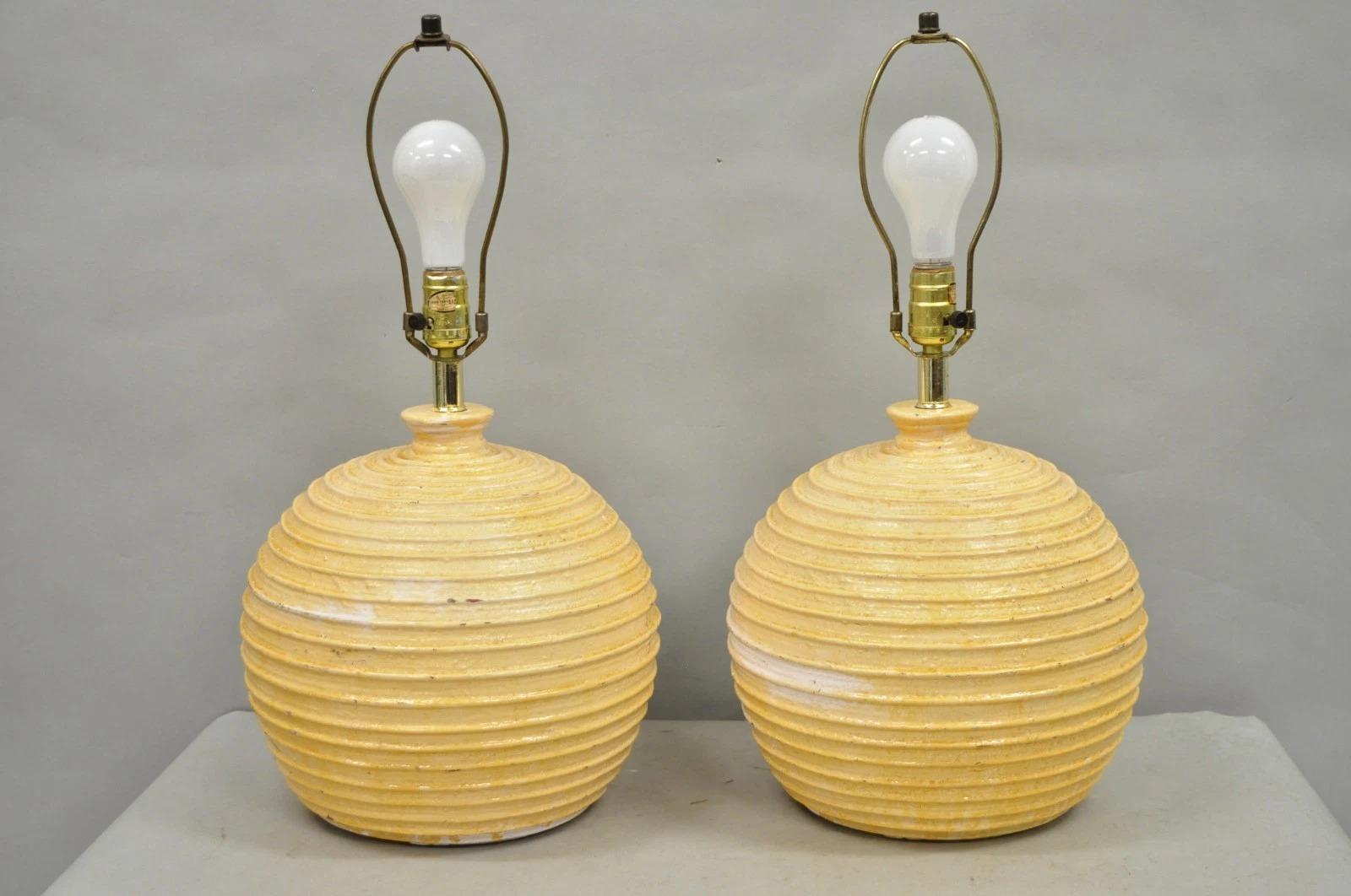 Lampe de table ronde en fibre de verre laquée, Vintage Mid Century Modern Beehive - Pair en vente 5