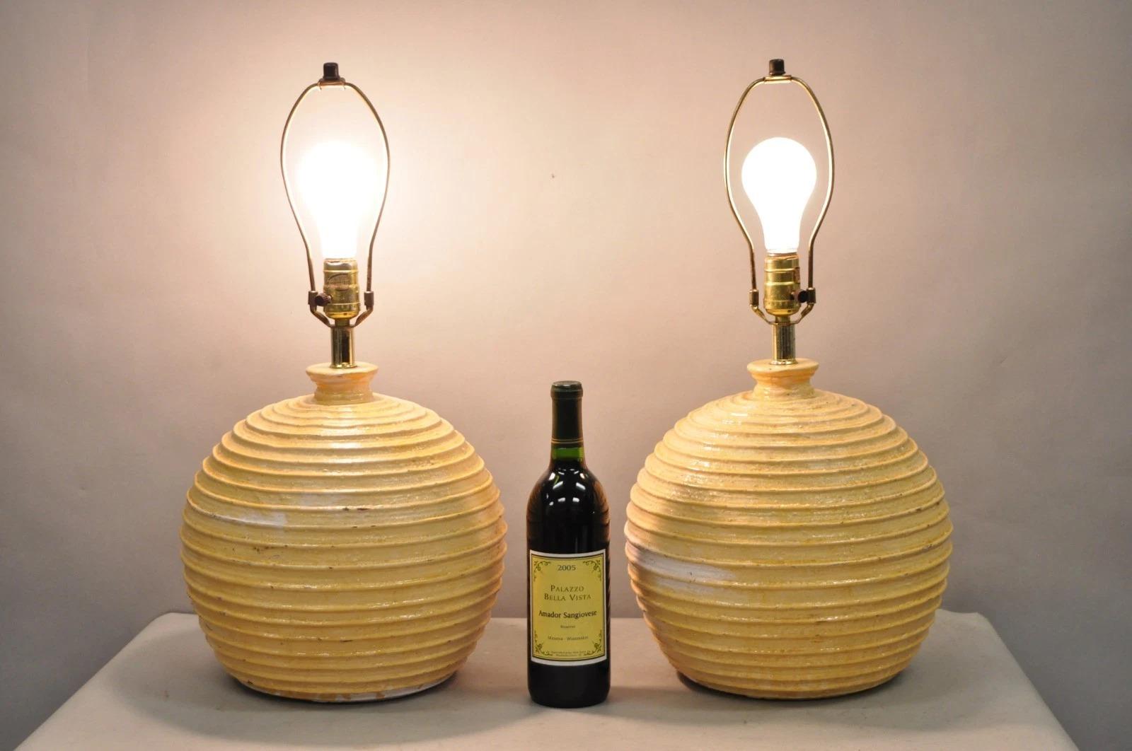 Lampes de table rondes en fibre de verre laquée, Vintage Mid Century Modern, A.I.C. Burman & Co - Paire. Circa Late 20th Century. Dimensions : 23