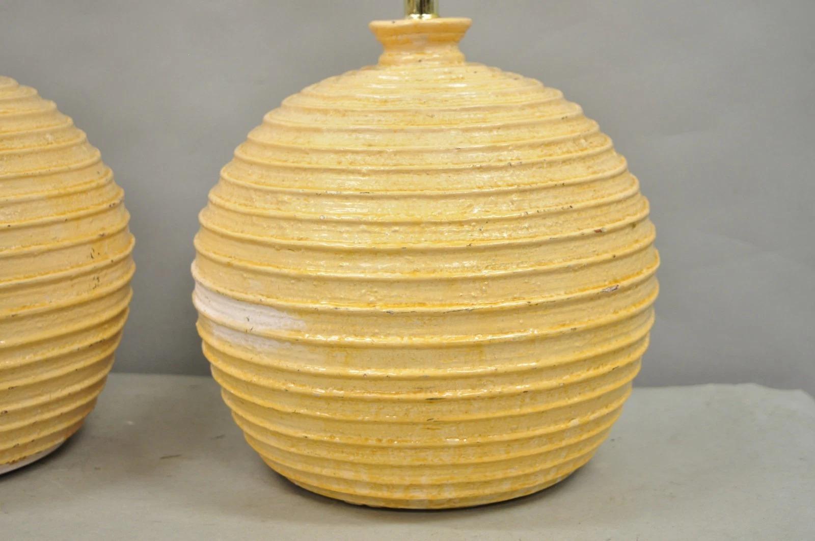 Inconnu Lampe de table ronde en fibre de verre laquée, Vintage Mid Century Modern Beehive - Pair en vente