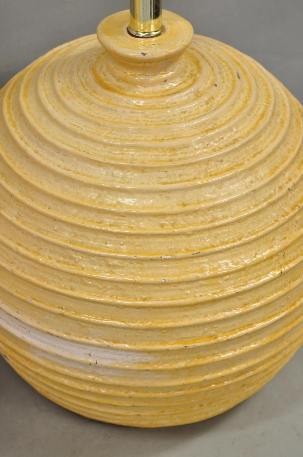Lampe de table ronde en fibre de verre laquée, Vintage Mid Century Modern Beehive - Pair Bon état - En vente à Philadelphia, PA