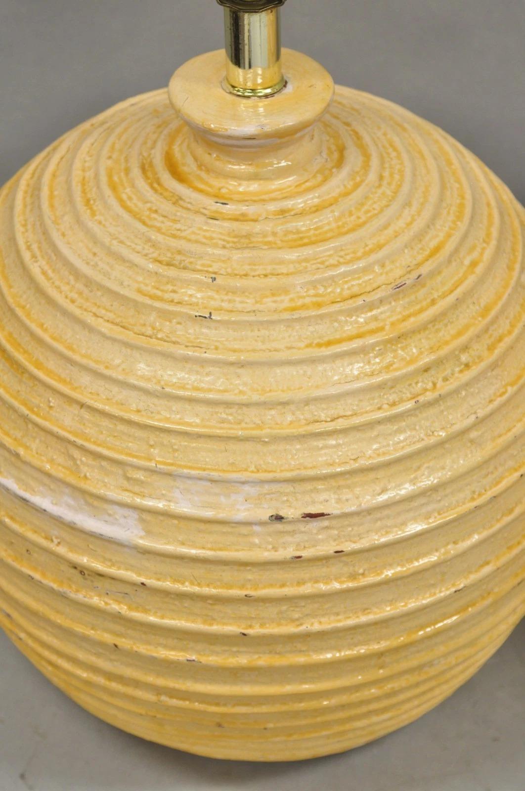 Lampe de table ronde en fibre de verre laquée, Vintage Mid Century Modern Beehive - Pair en vente 1