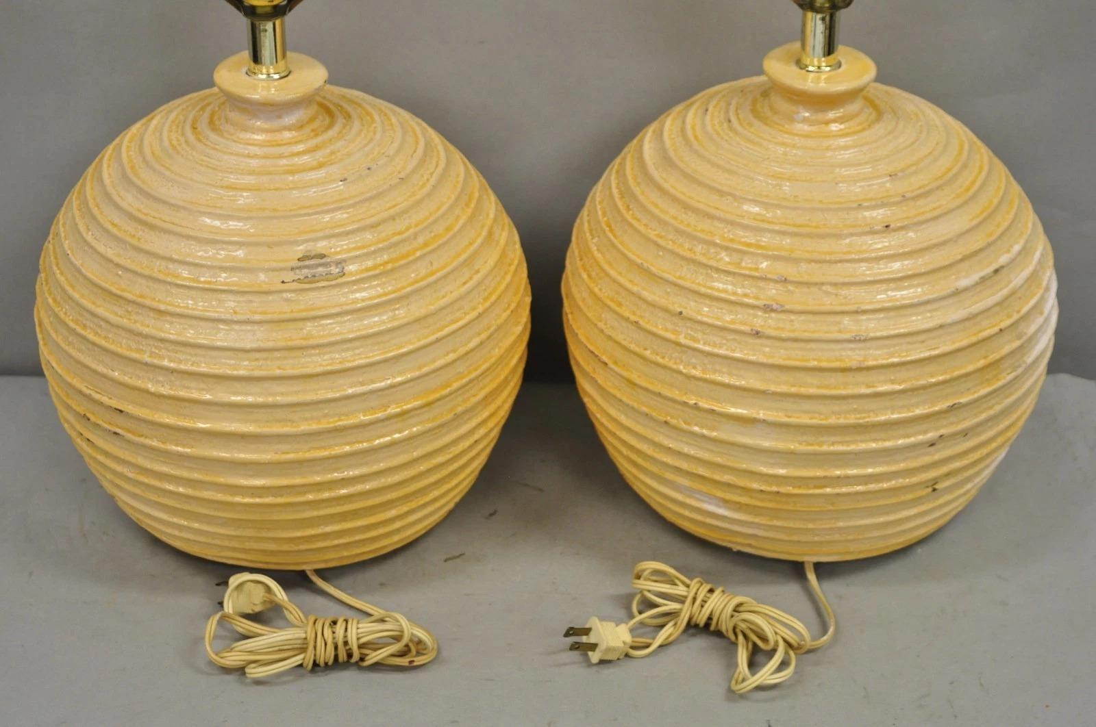 Lampe de table ronde en fibre de verre laquée, Vintage Mid Century Modern Beehive - Pair en vente 2