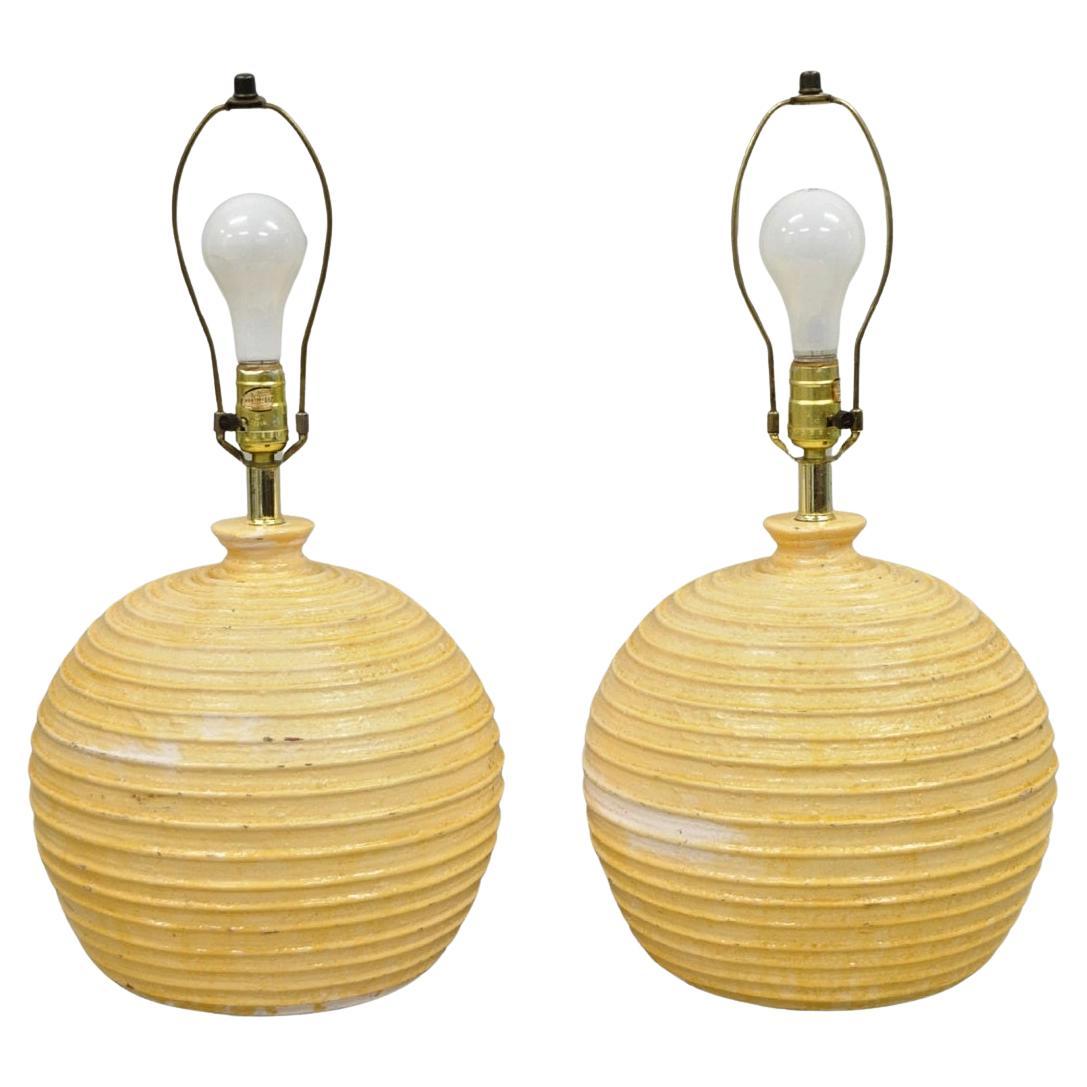 Lampe de table ronde en fibre de verre laquée, Vintage Mid Century Modern Beehive - Pair