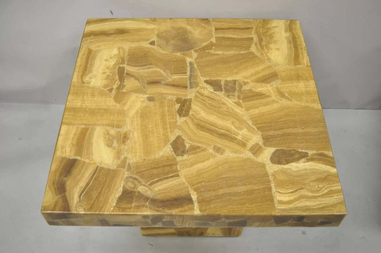 Vintage Mid Century Modern Lacquered Resin Onyx Mosaic Brown Square Side Table. Der Artikel zeichnet sich durch eine lackierte Harzkonstruktion, ein Mosaikdesign aus braunem Onyx, klare modernistische Linien, einen großartigen Stil und eine tolle