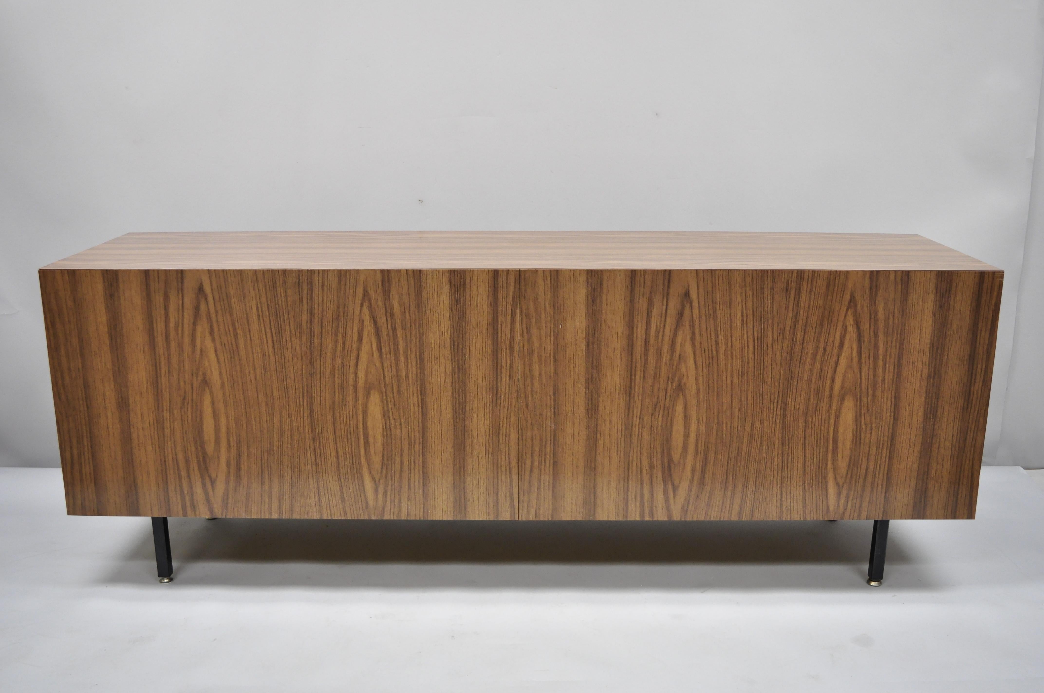 Crédence de style mi-siècle moderne en stratifié Formica 3