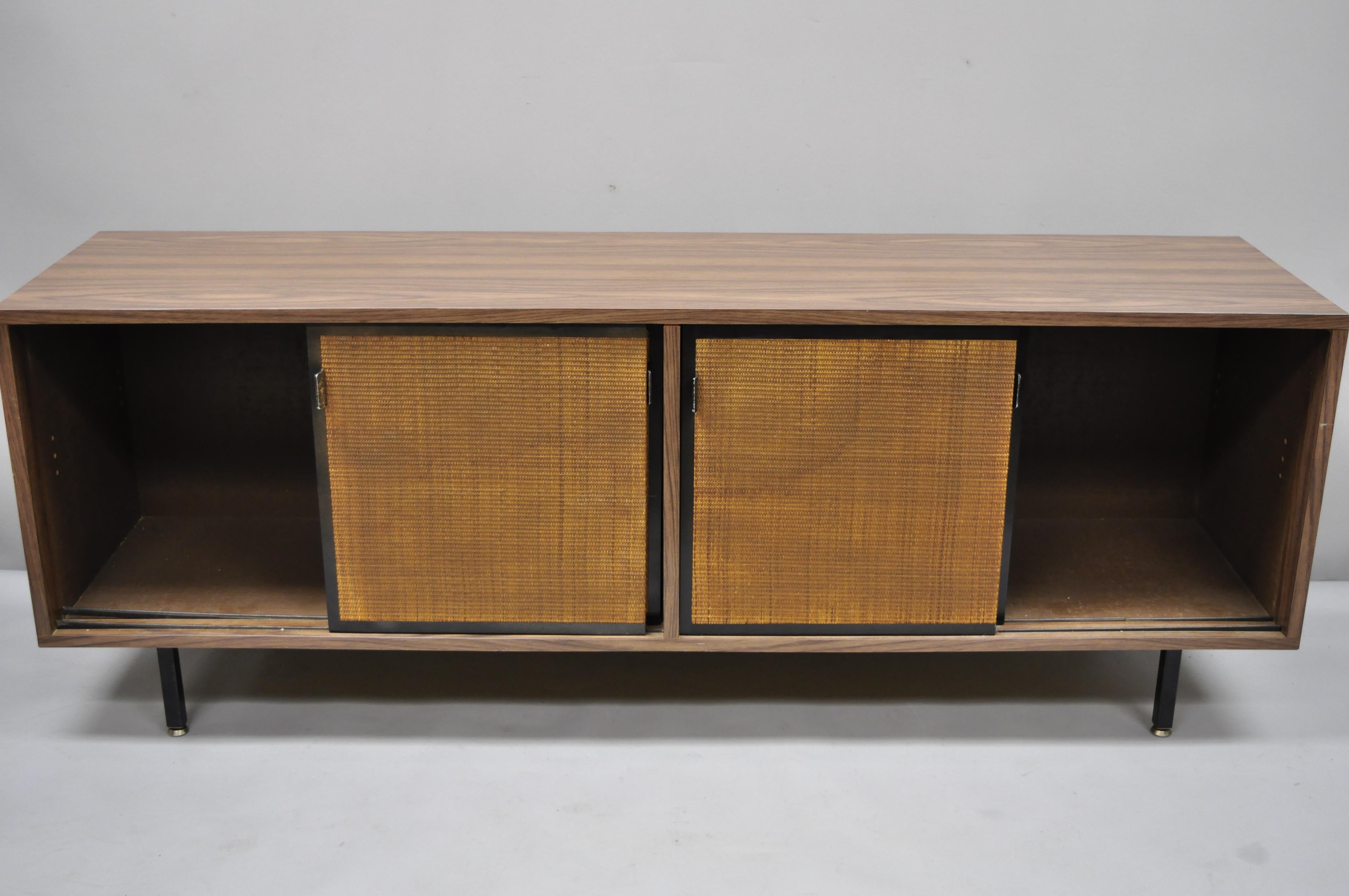 Vintage Mid-Century Modern Laminate Formica Case Credenza Cabinet Buffet In Good Condition For Sale In Philadelphia, PA